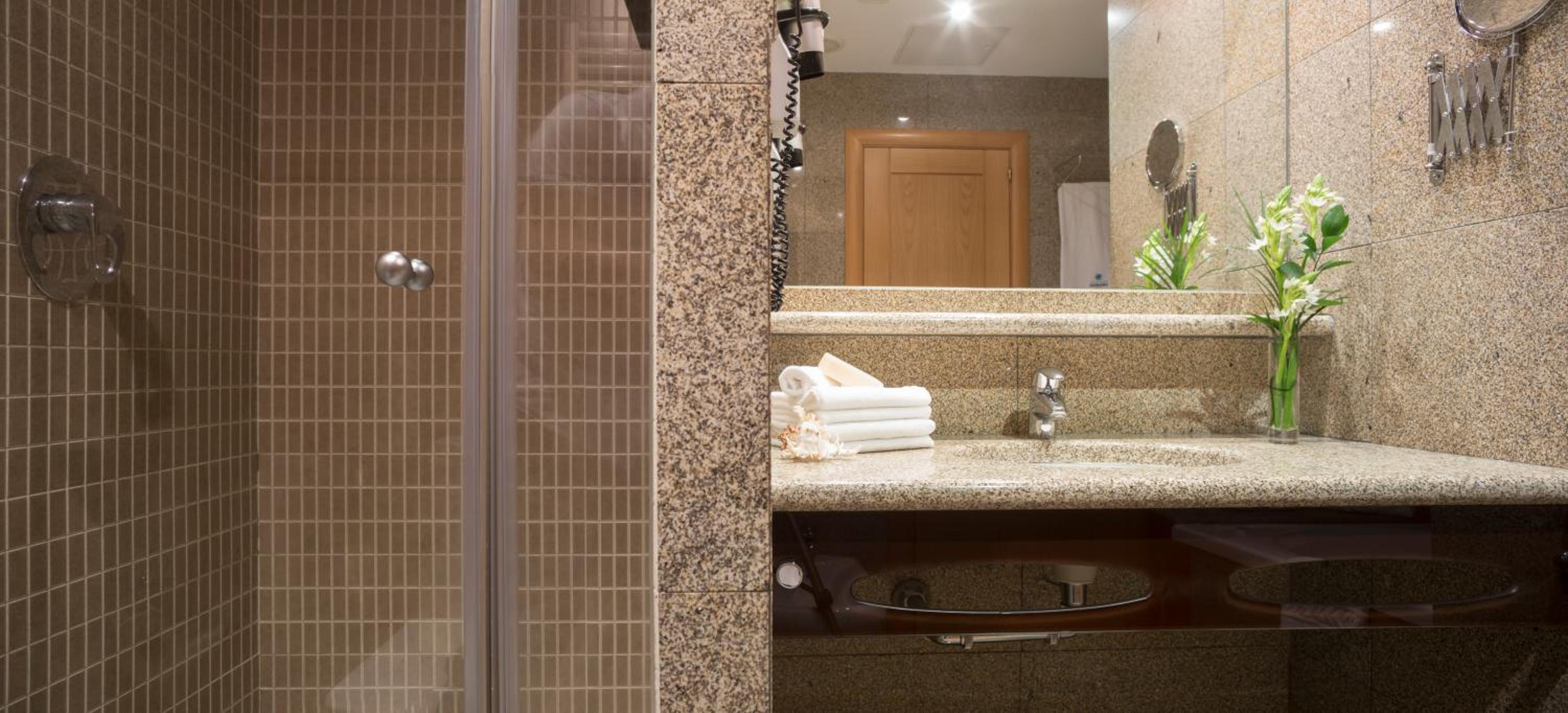 Double or Twin Room with Sea view (2 Adults + 1 Child ) photo 2