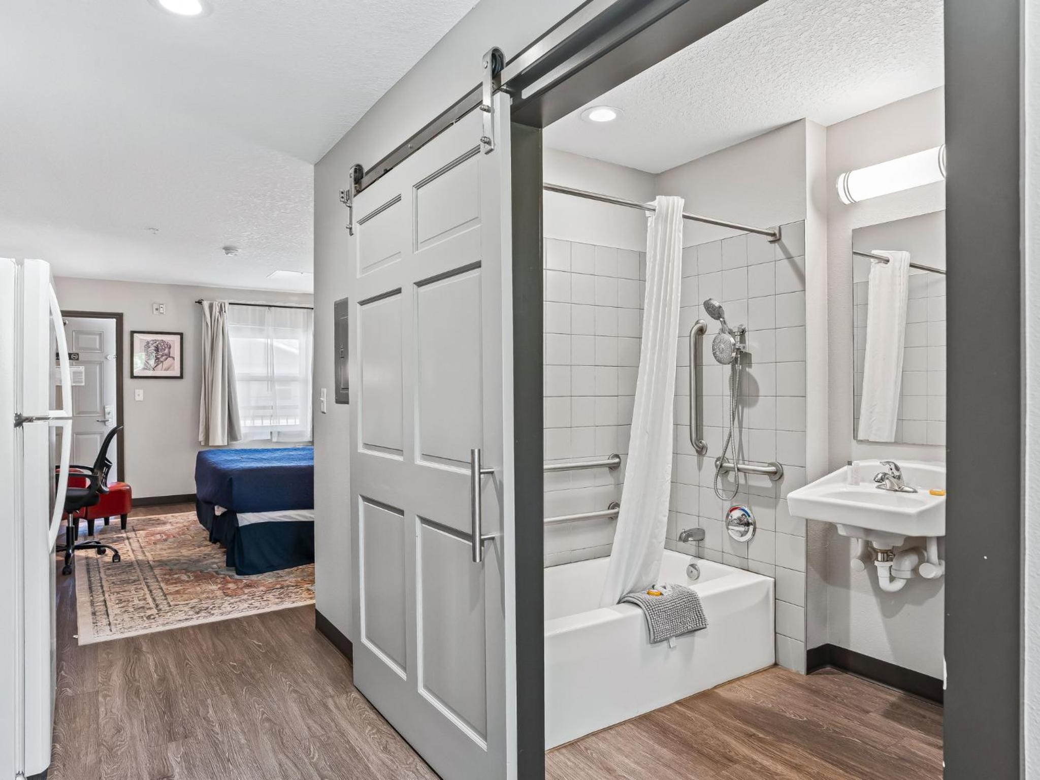 King Suite with Roll-in Shower - Mobility Accessible/Non-Smoking - Photo 12