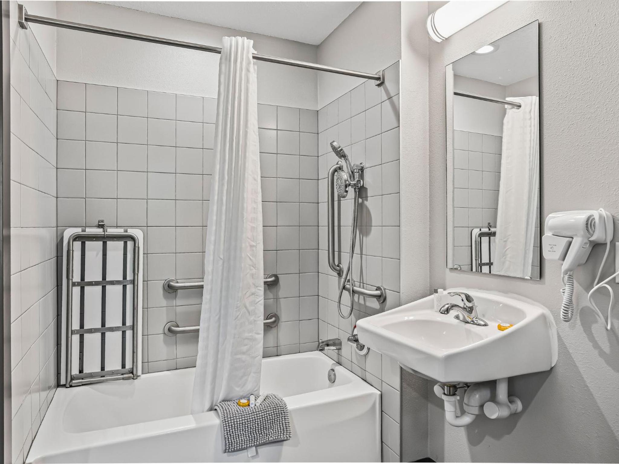 King Suite with Roll-in Shower - Mobility Accessible/Non-Smoking - Photo 16