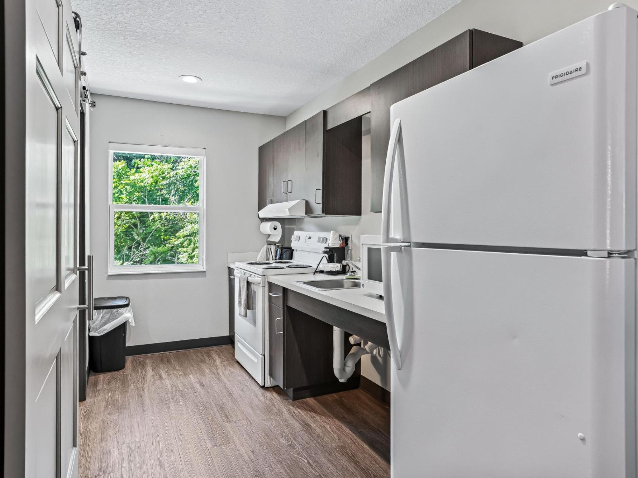 King Suite with Roll-in Shower - Mobility Accessible/Non-Smoking - Photo 10