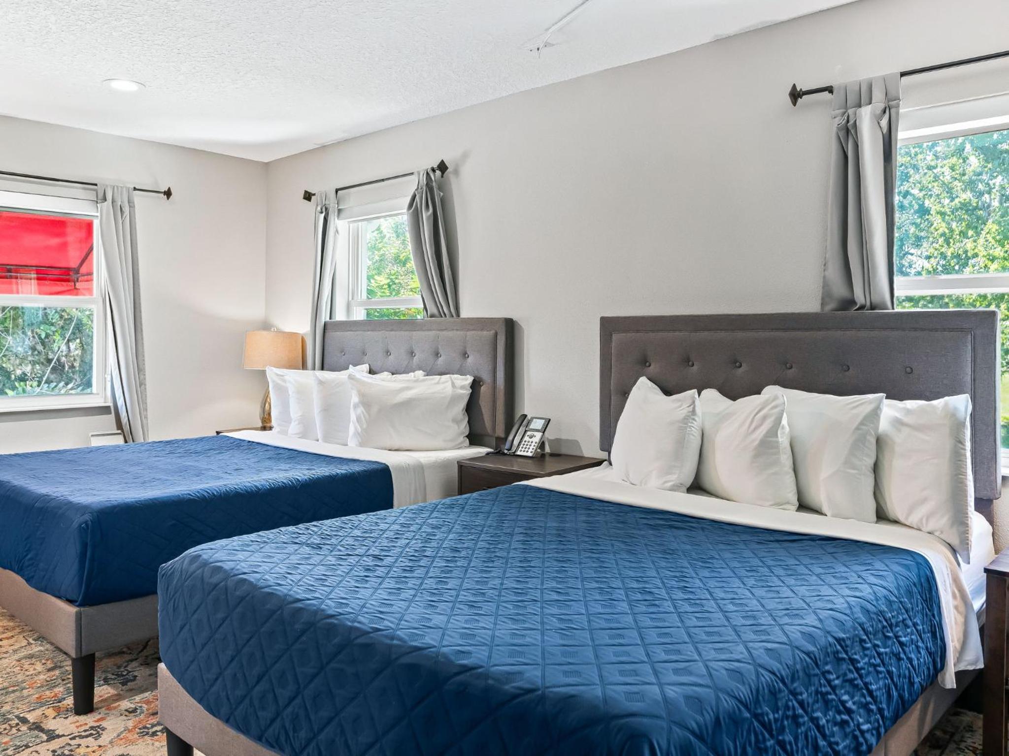 One-Bedroom Suite with Two Queen Beds and Living Room - Non-Smoking - Photo 14