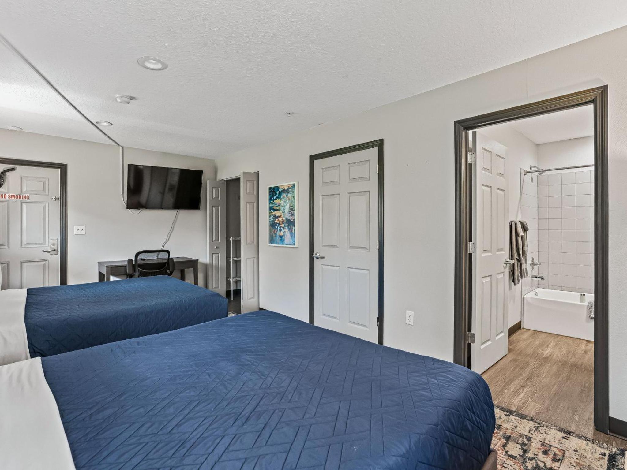 One-Bedroom Suite with Two Queen Beds and Living Room - Non-Smoking - Photo 18