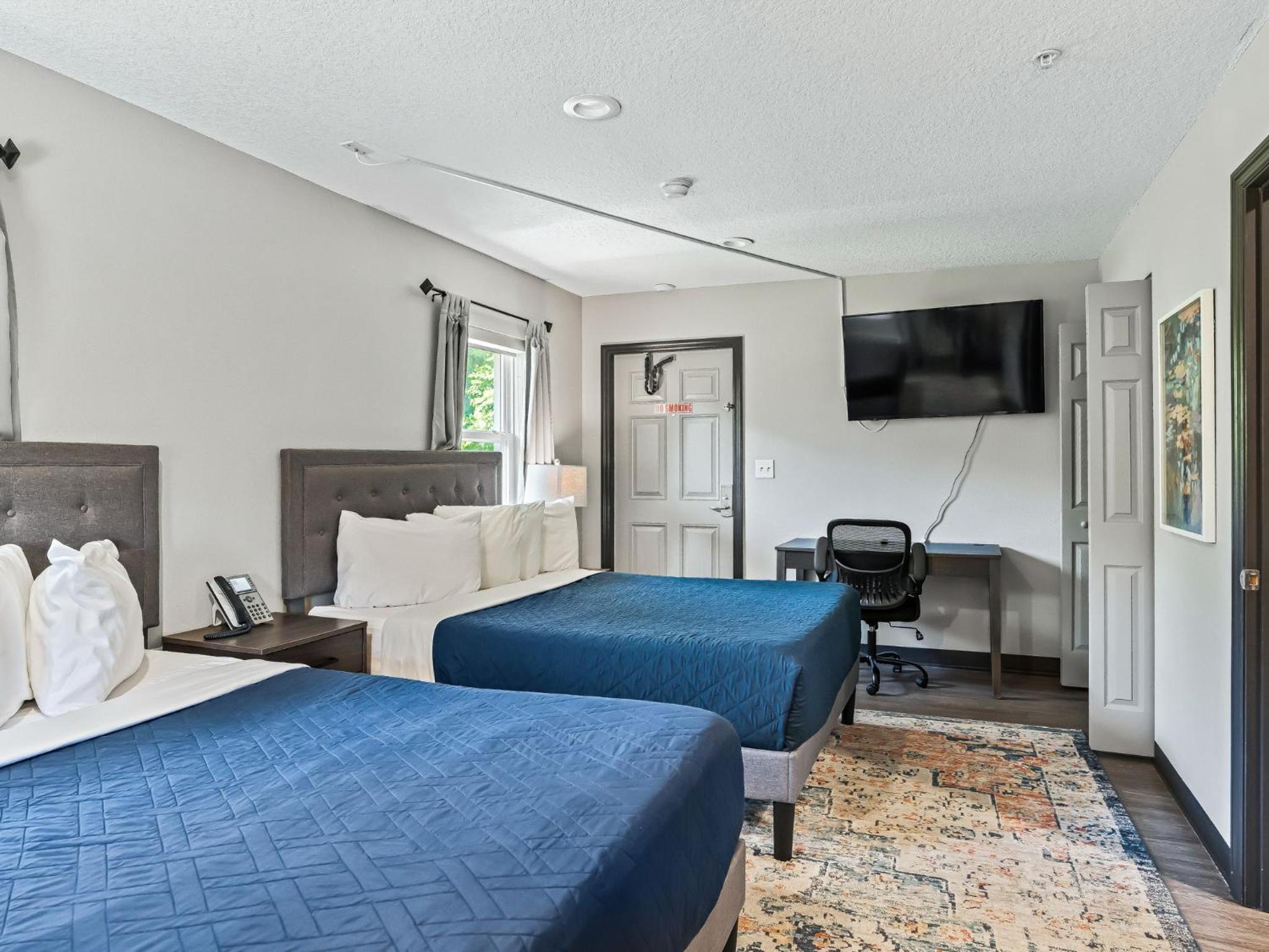 One-Bedroom Suite with Two Queen Beds and Living Room - Non-Smoking - Photo 19