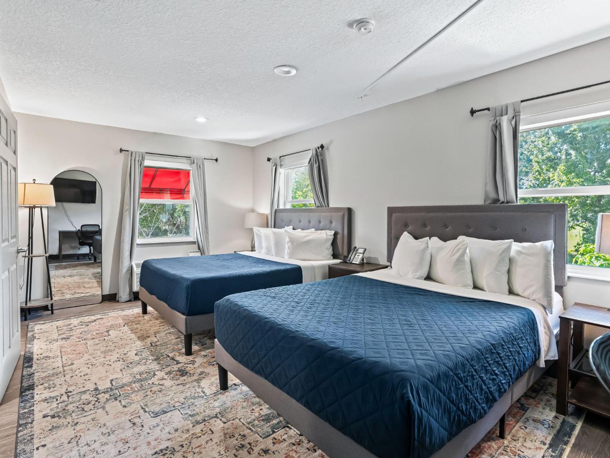 One-Bedroom Suite with Two Queen Beds and Living Room - Non-Smoking - Photo 12