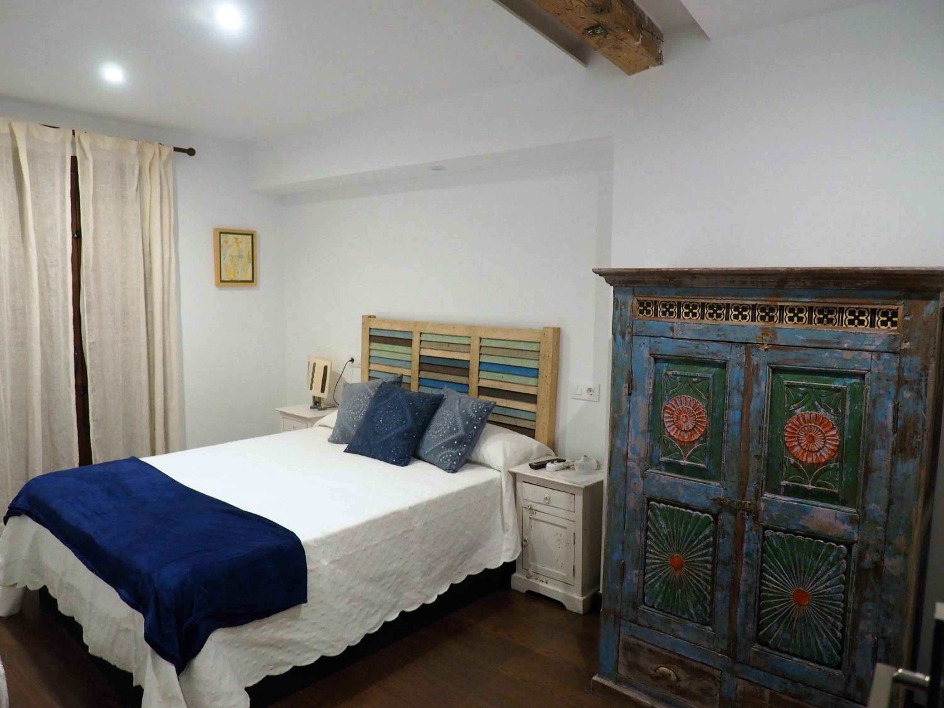 One-Bedroom Apartment - Photo 2