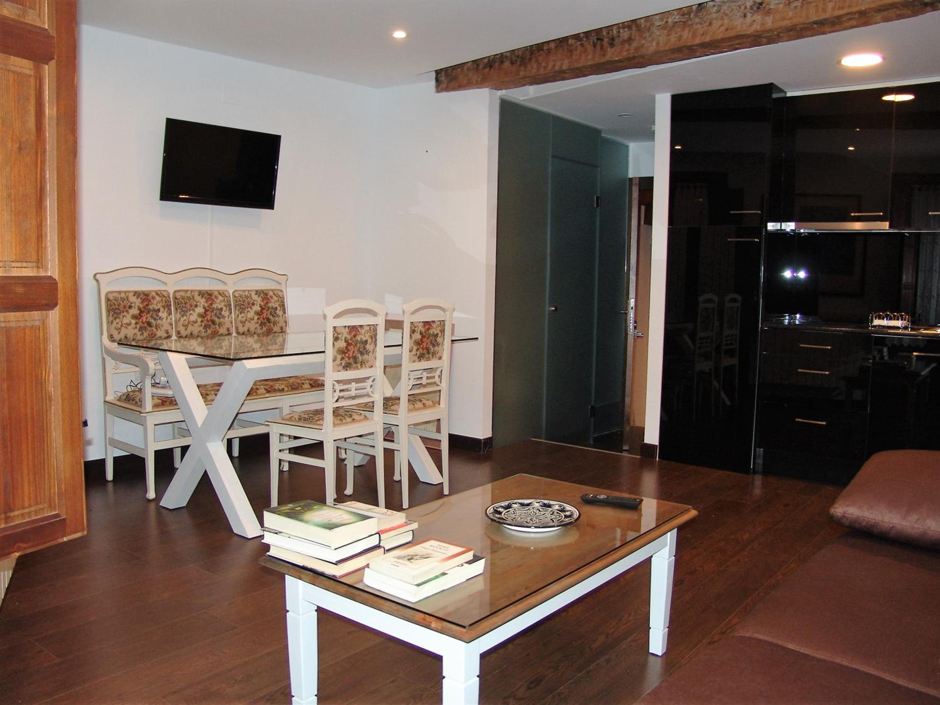 One-Bedroom Apartment - Photo 3