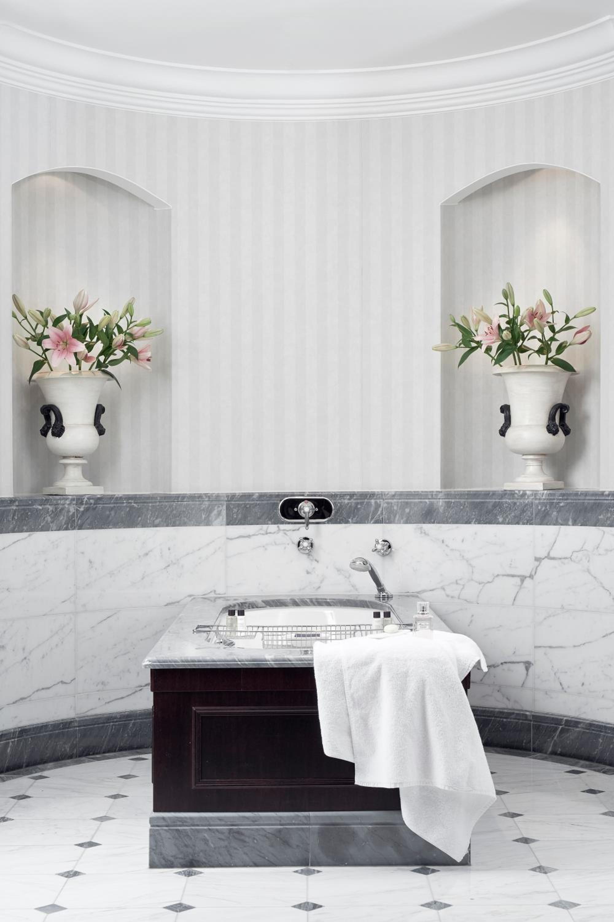 Executive Suite with Spa and Lounge Access thumbnail 5