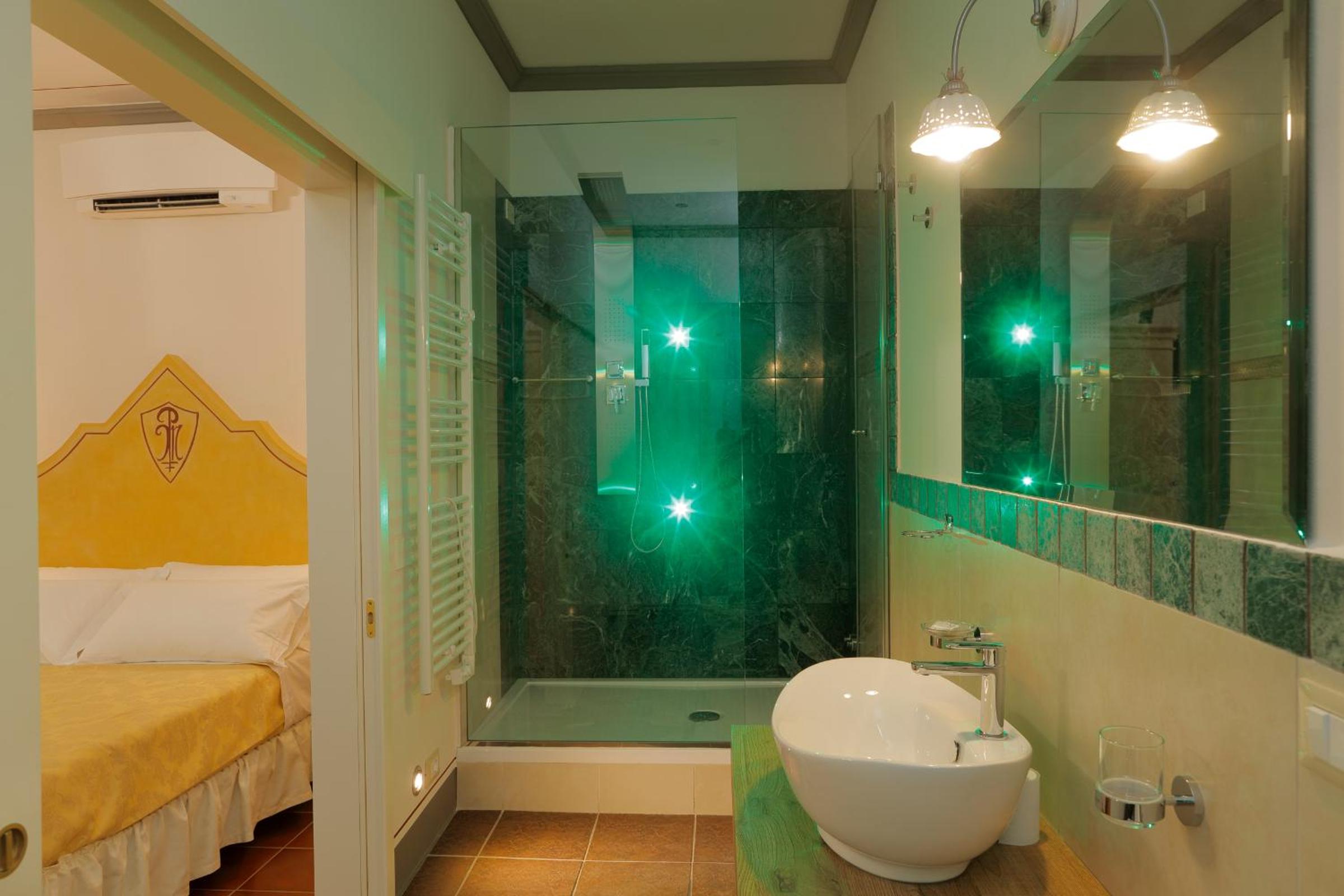 Double Room with Private Bathroom photo 2