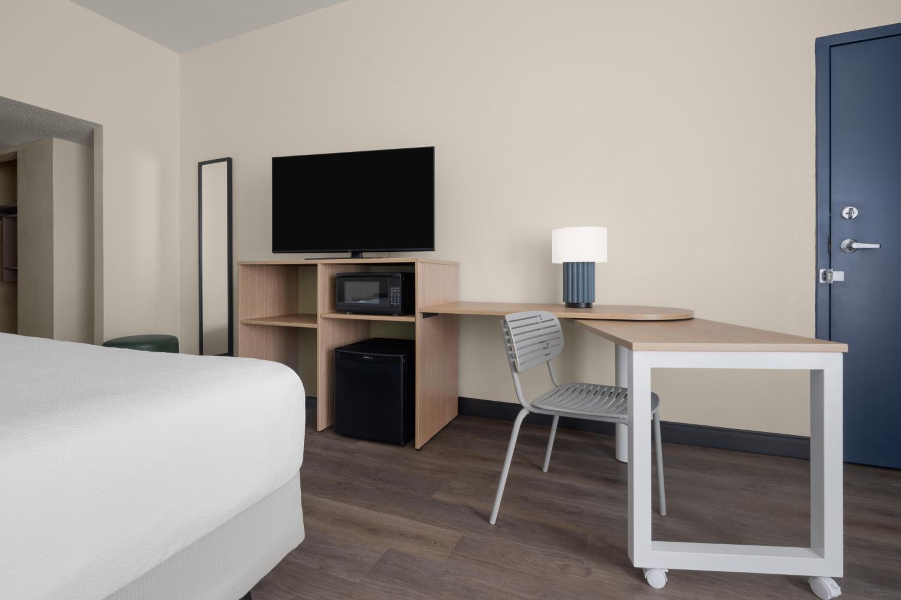 Queen Room with Two Queen Beds - Photo 5