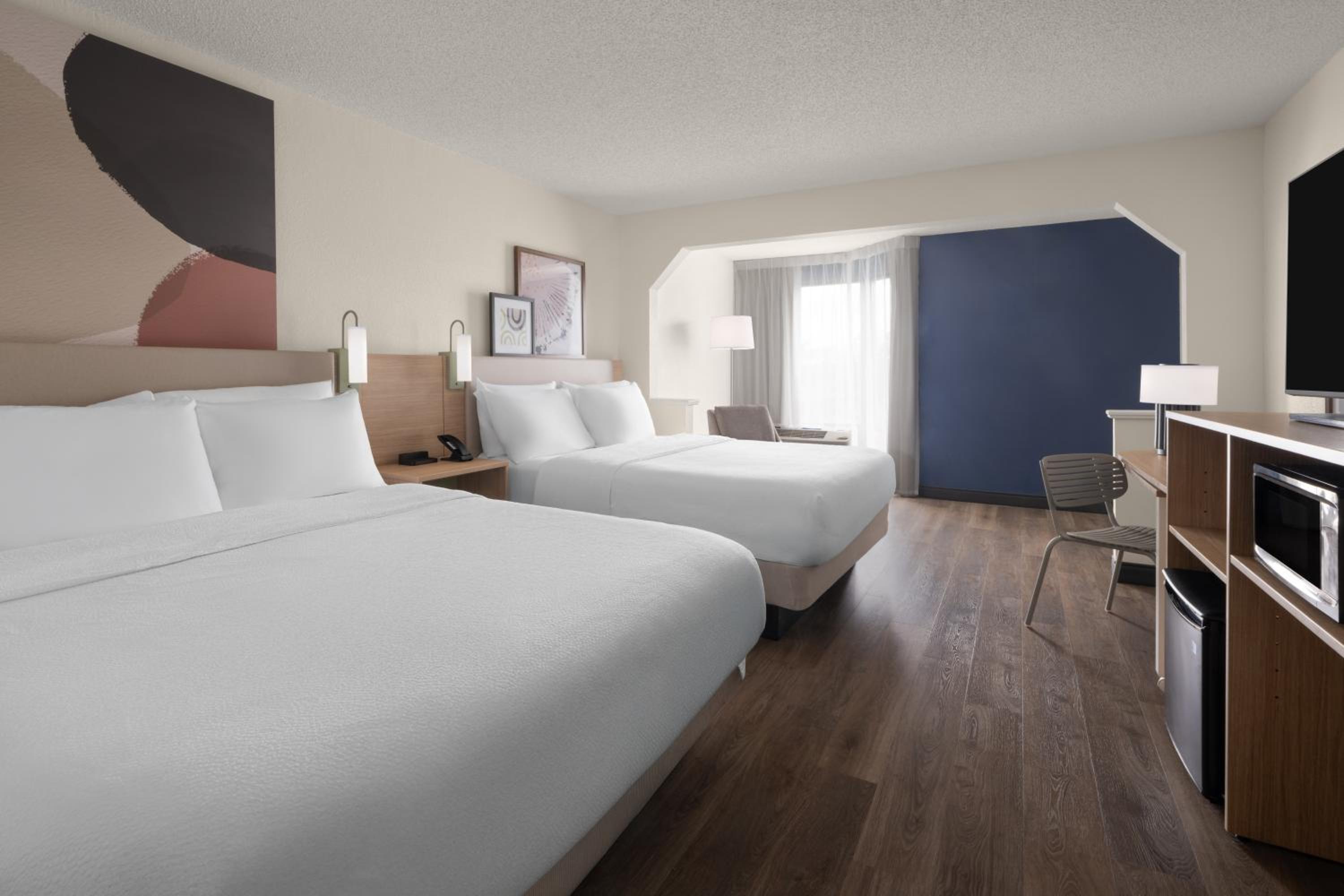 Queen Room with Two Queen Beds - Photo 8