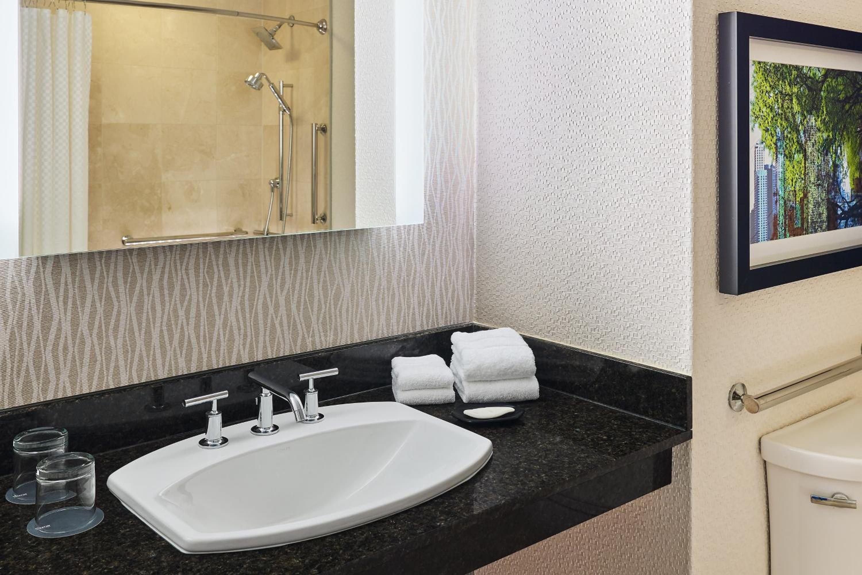 Double Room with Transfer Shower – Mobility and Hearing Accessible - Photo 3
