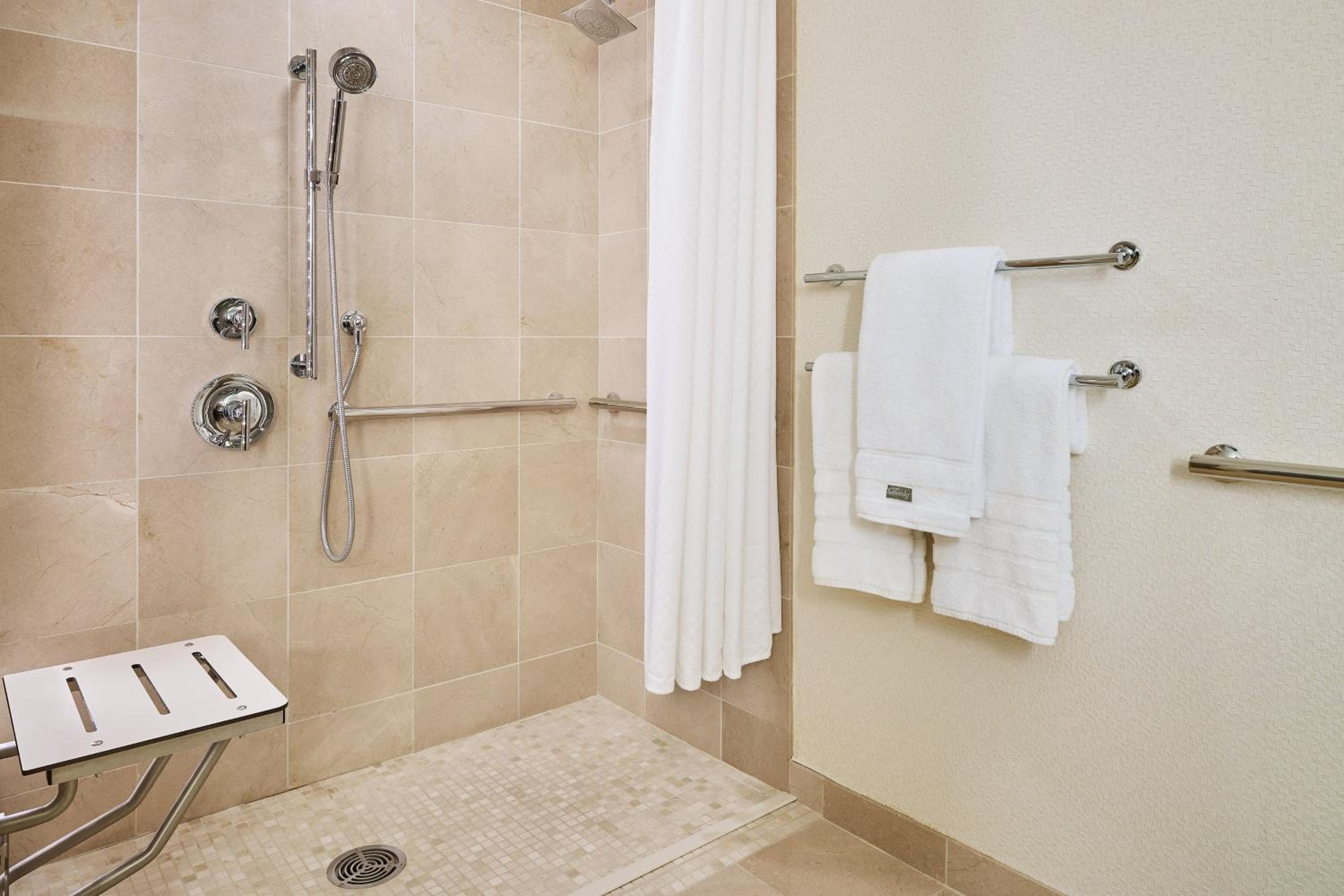 Double Room with Transfer Shower – Mobility and Hearing Accessible - Photo 4