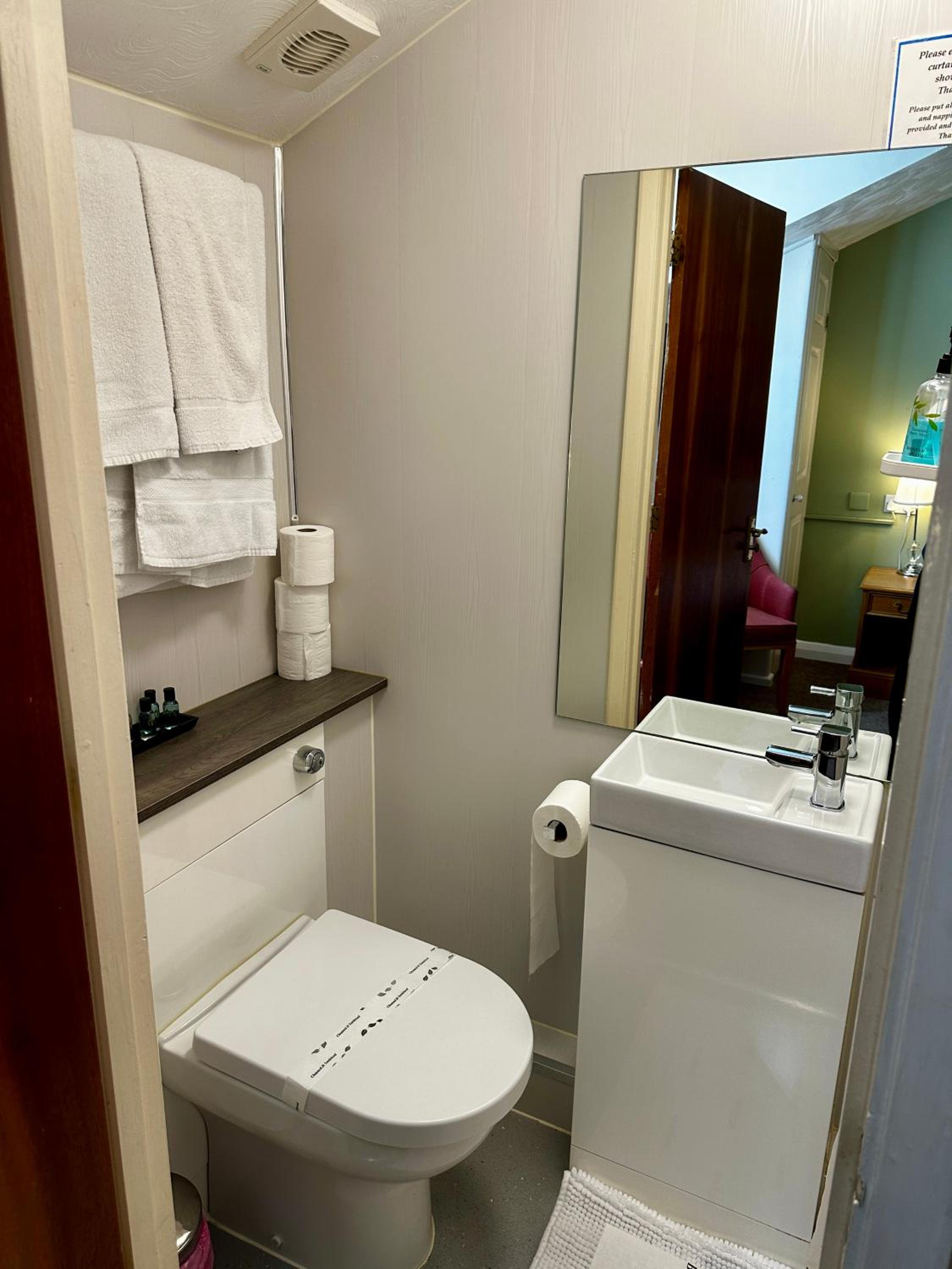 Double Room with Balcony - Photo 8