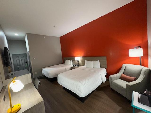 Queen Room with Two Queen Beds and Bath Tub - Mobility/Hearing Accessible - Non-Smoking - Photo 4