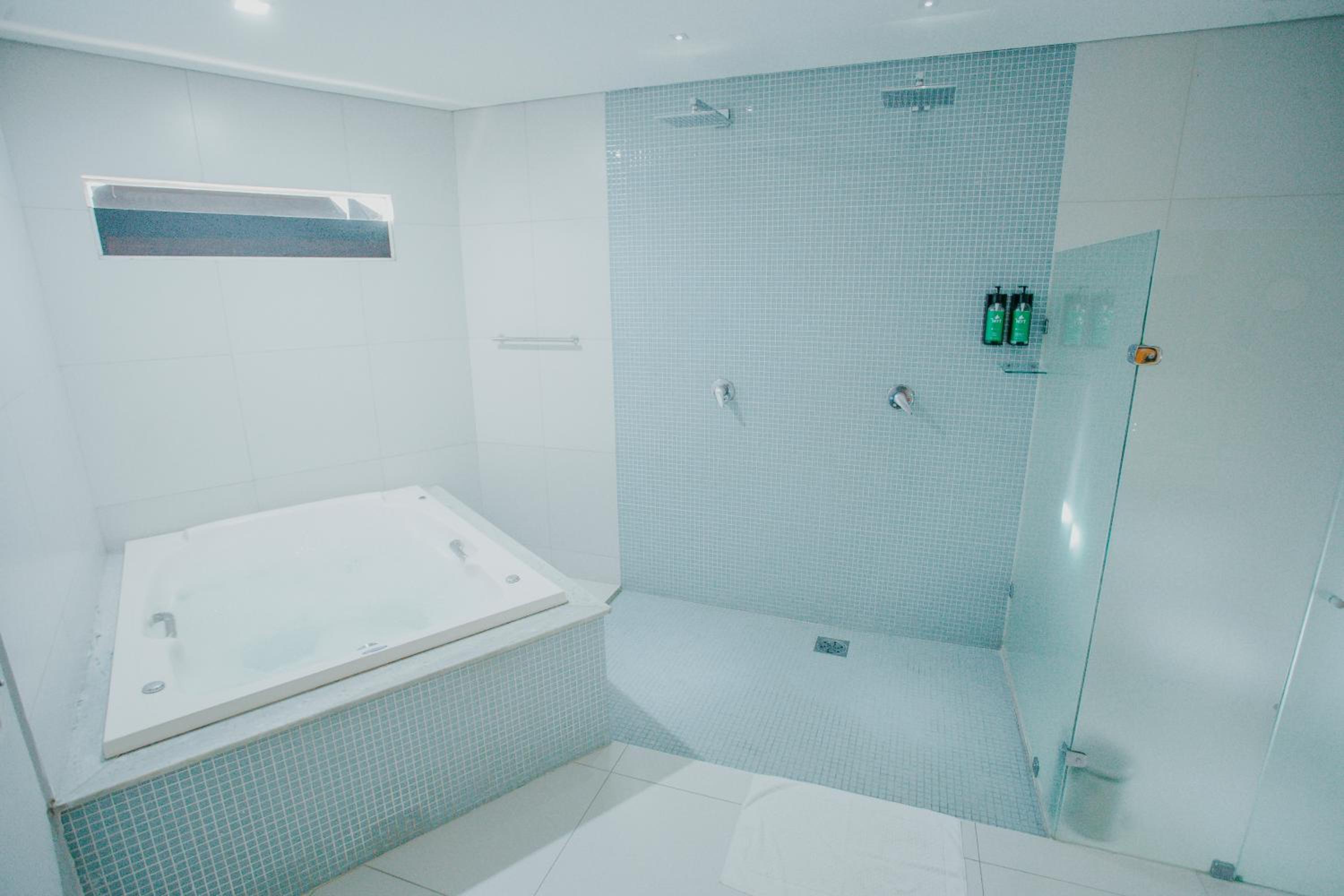 Deluxe Suite with Spa Bath photo 2