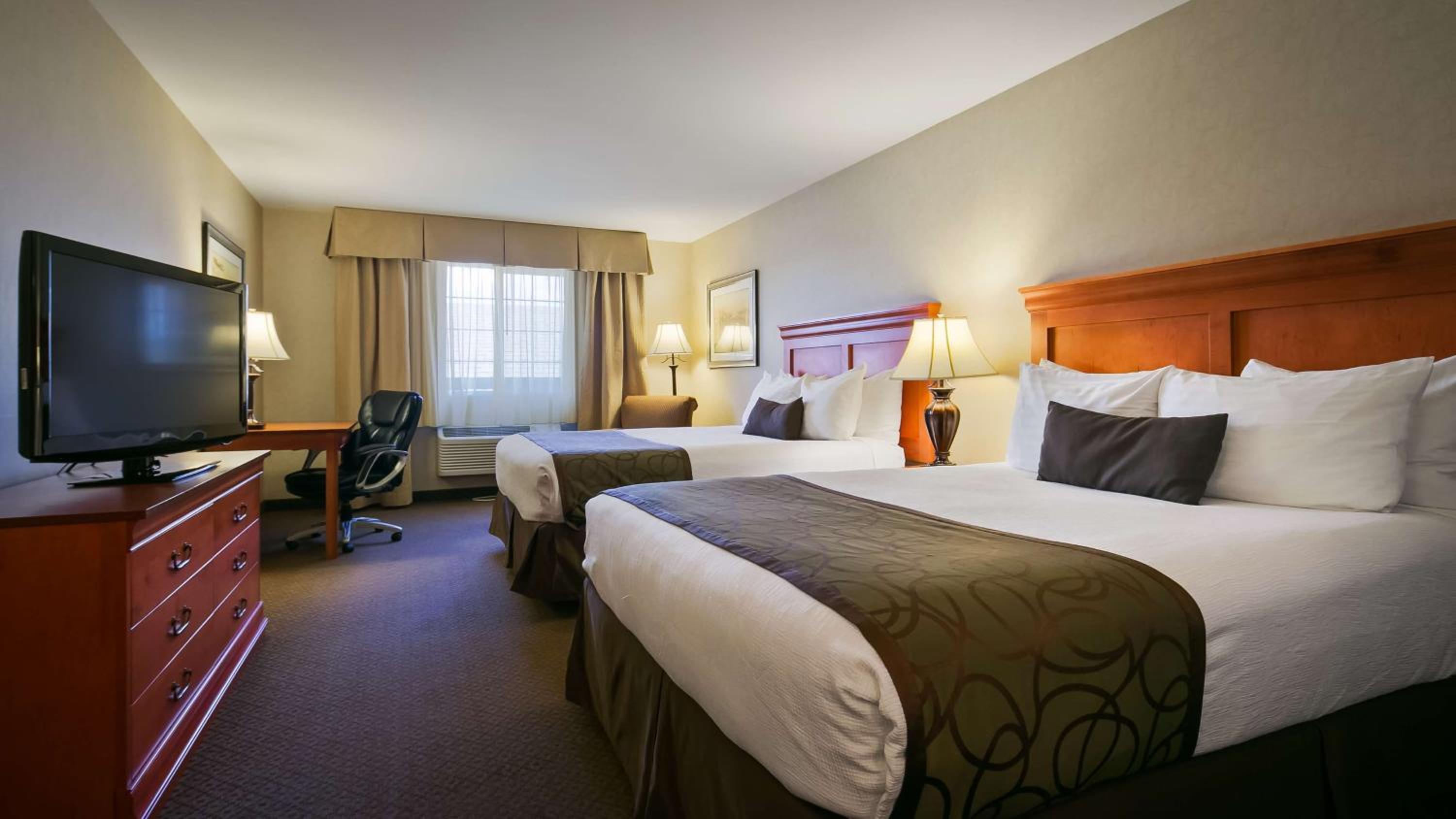 Queen Room with Two Queen Beds - Pet Friendly/Non-Smoking - Photo 1