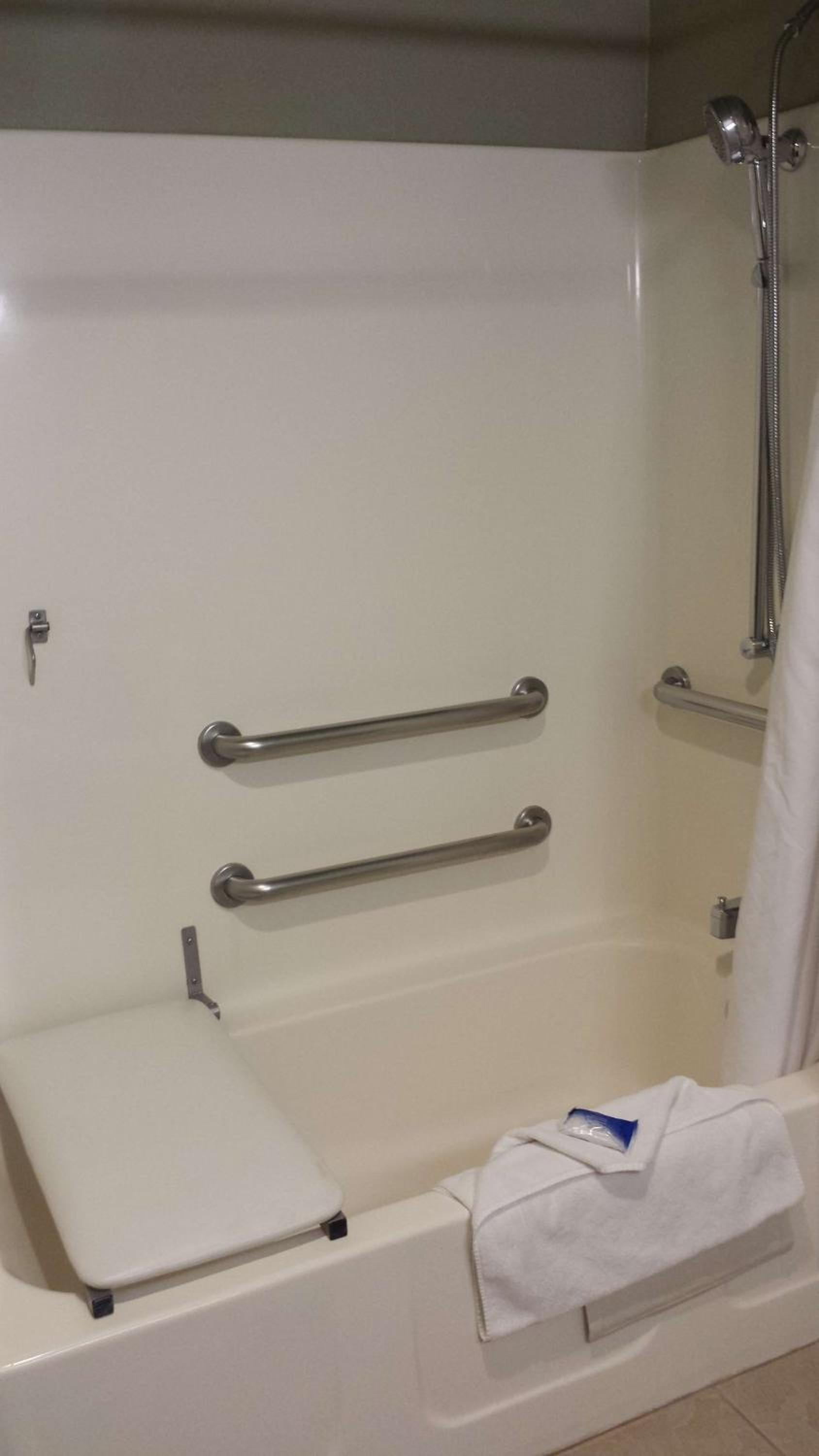 Queen Room with Two Queen Beds and Bath Tub - Disability Access/Non-Smoking  - Photo 2