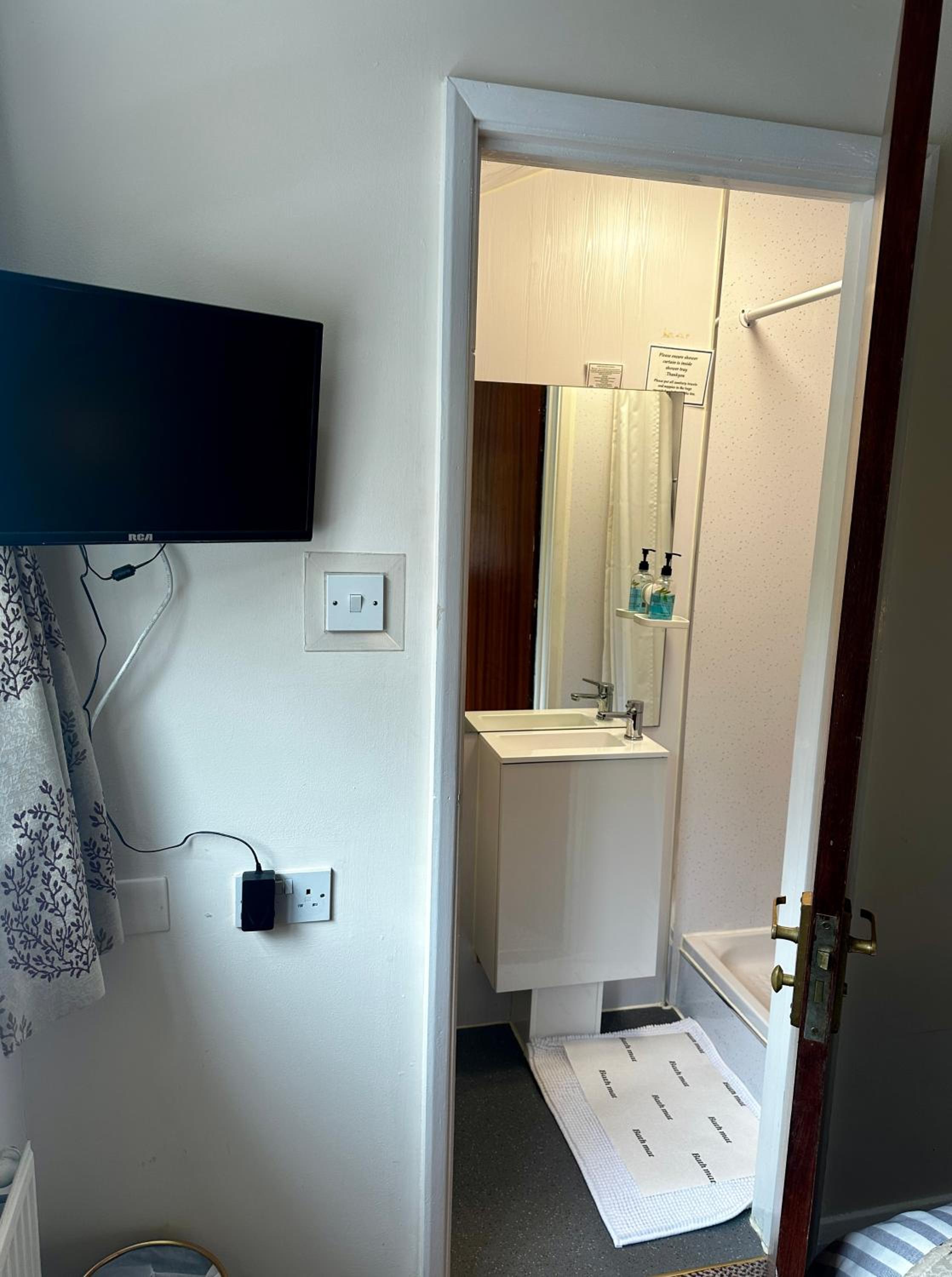 Double Room - Photo 6