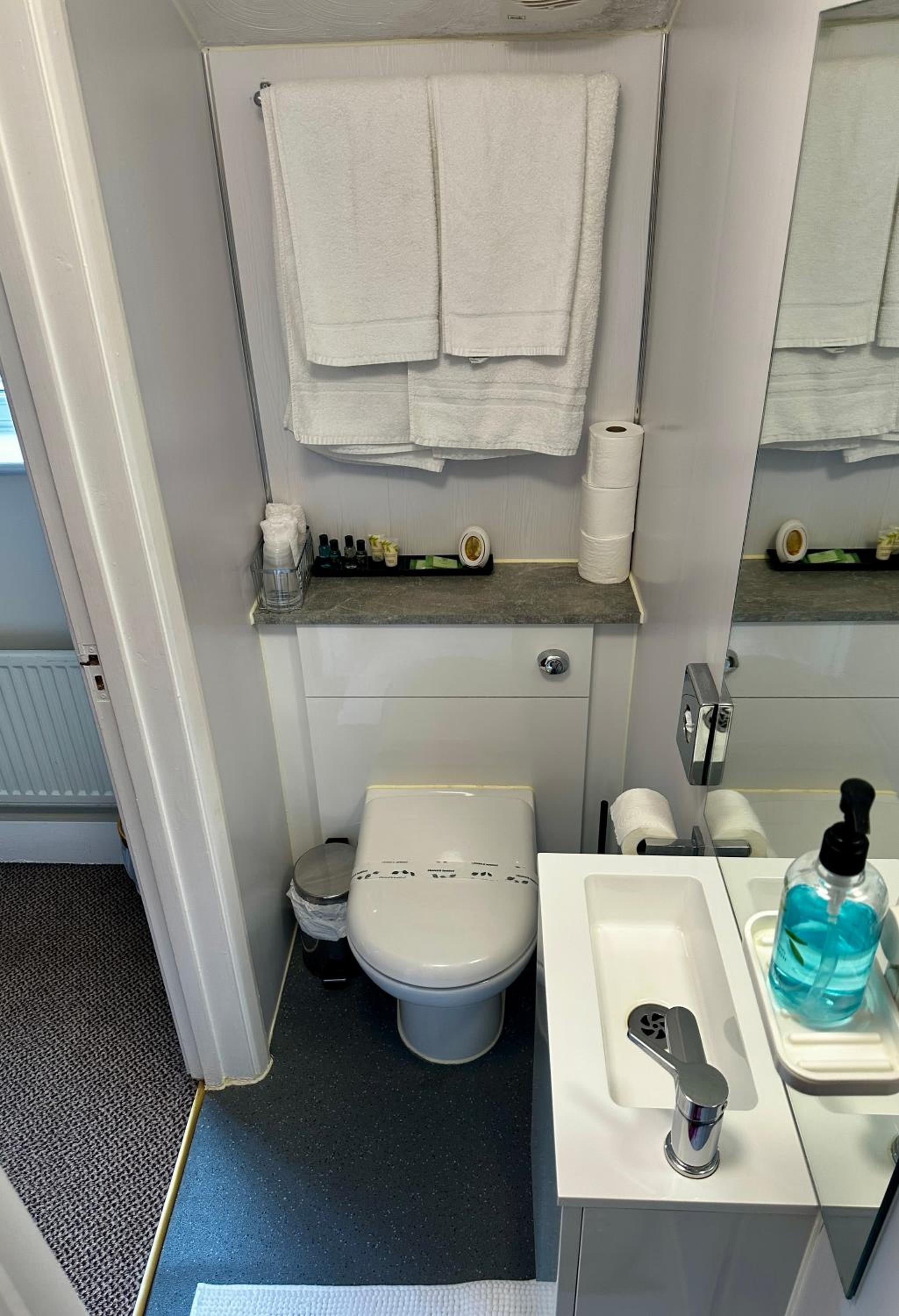 Double Room - Photo 9