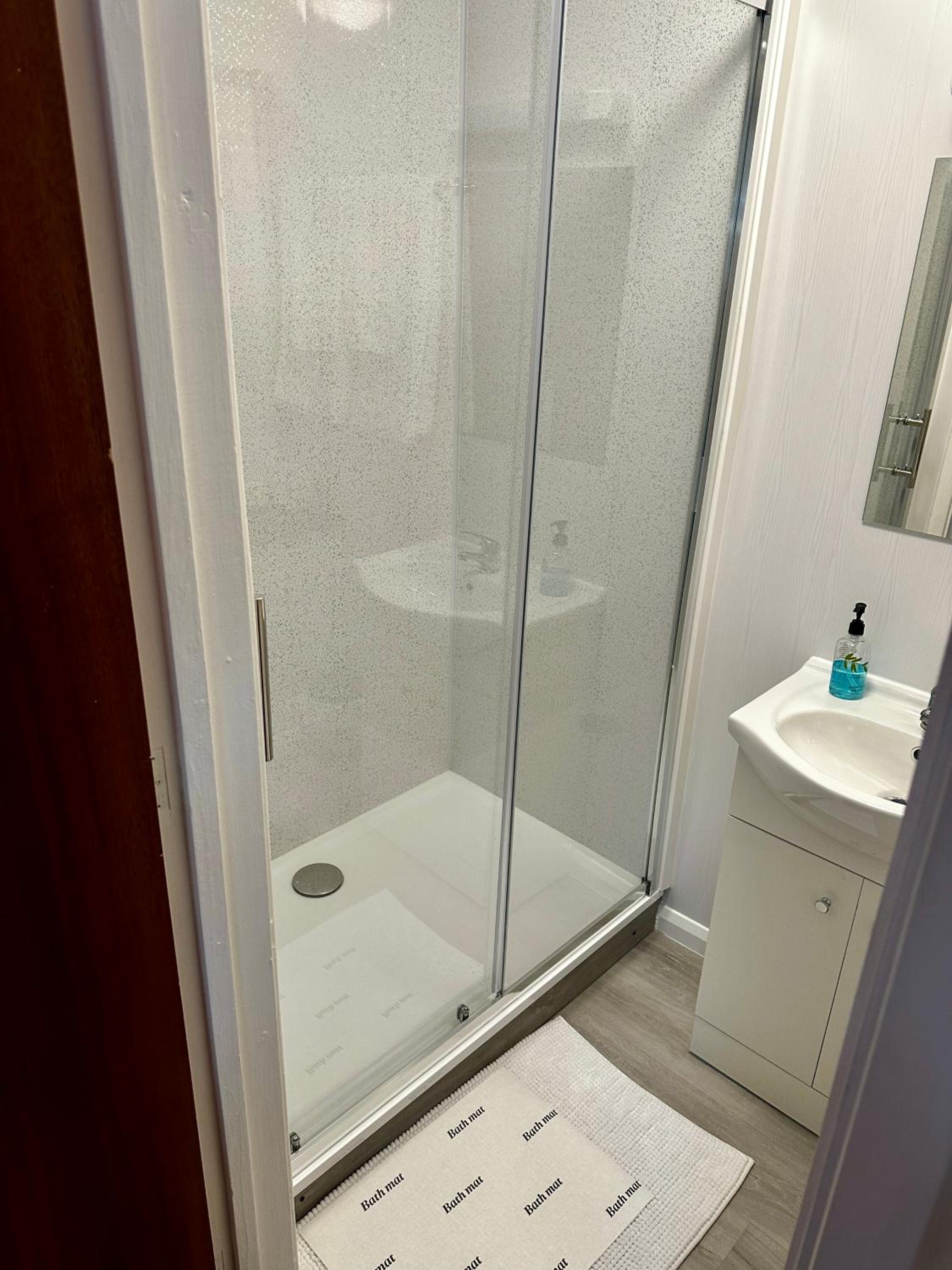 Standard Twin Room - Photo 4