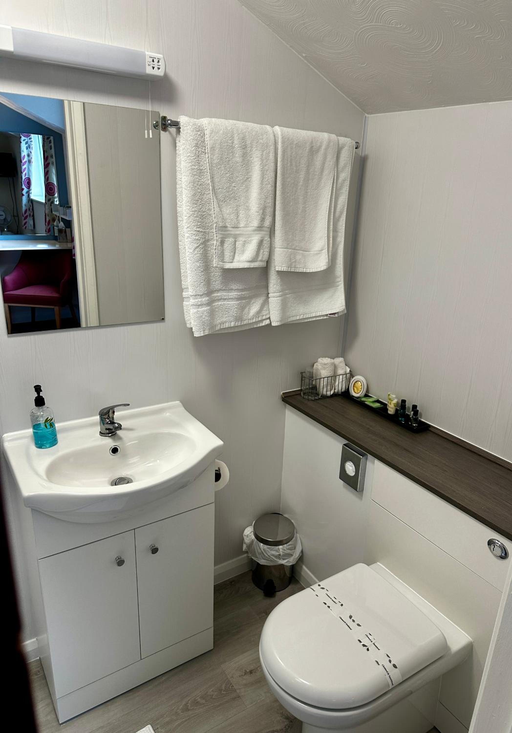 Standard Twin Room - Photo 5