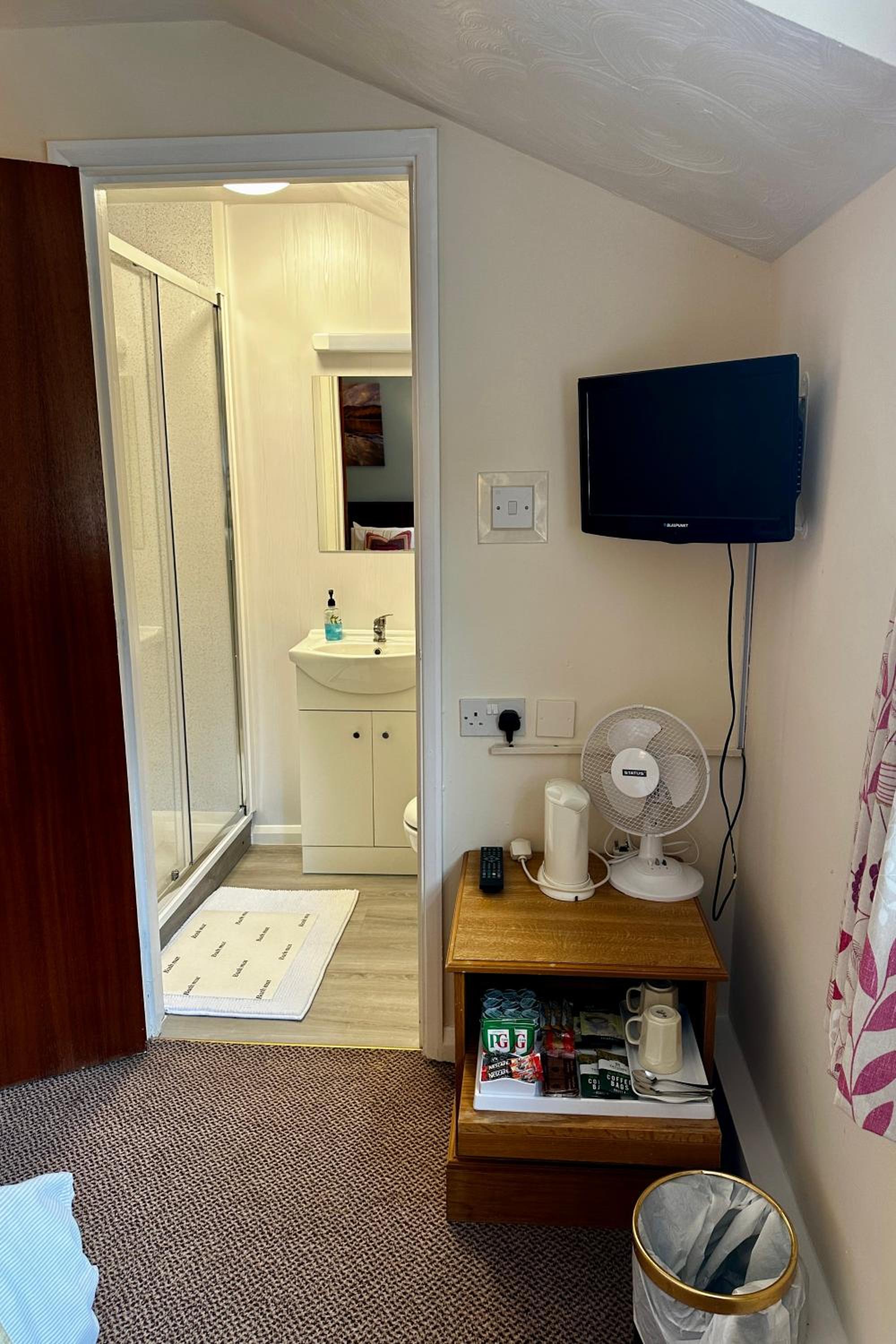 Standard Twin Room - Photo 7