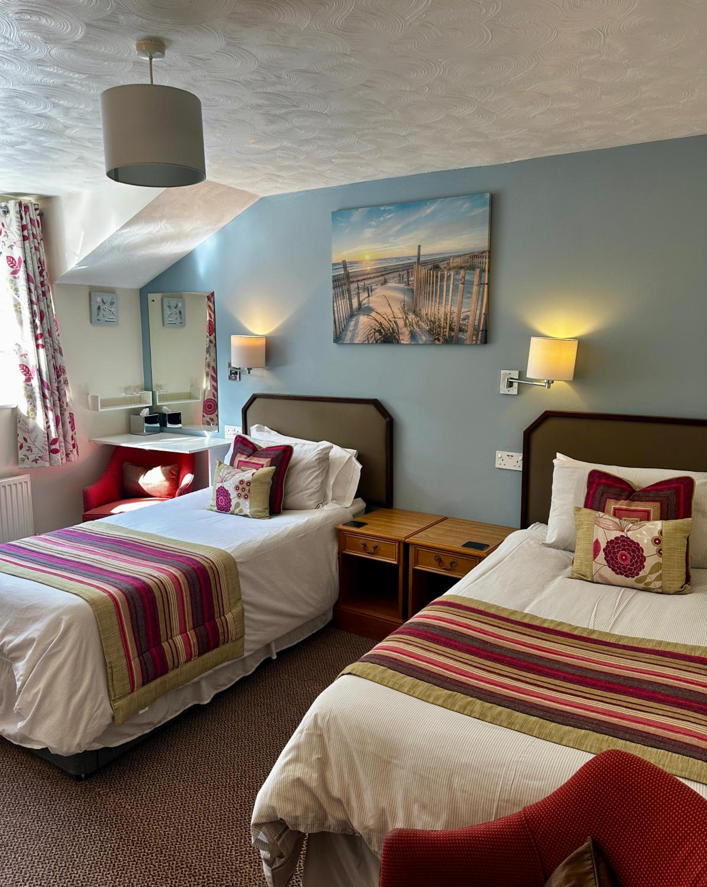 Standard Twin Room - Photo 8