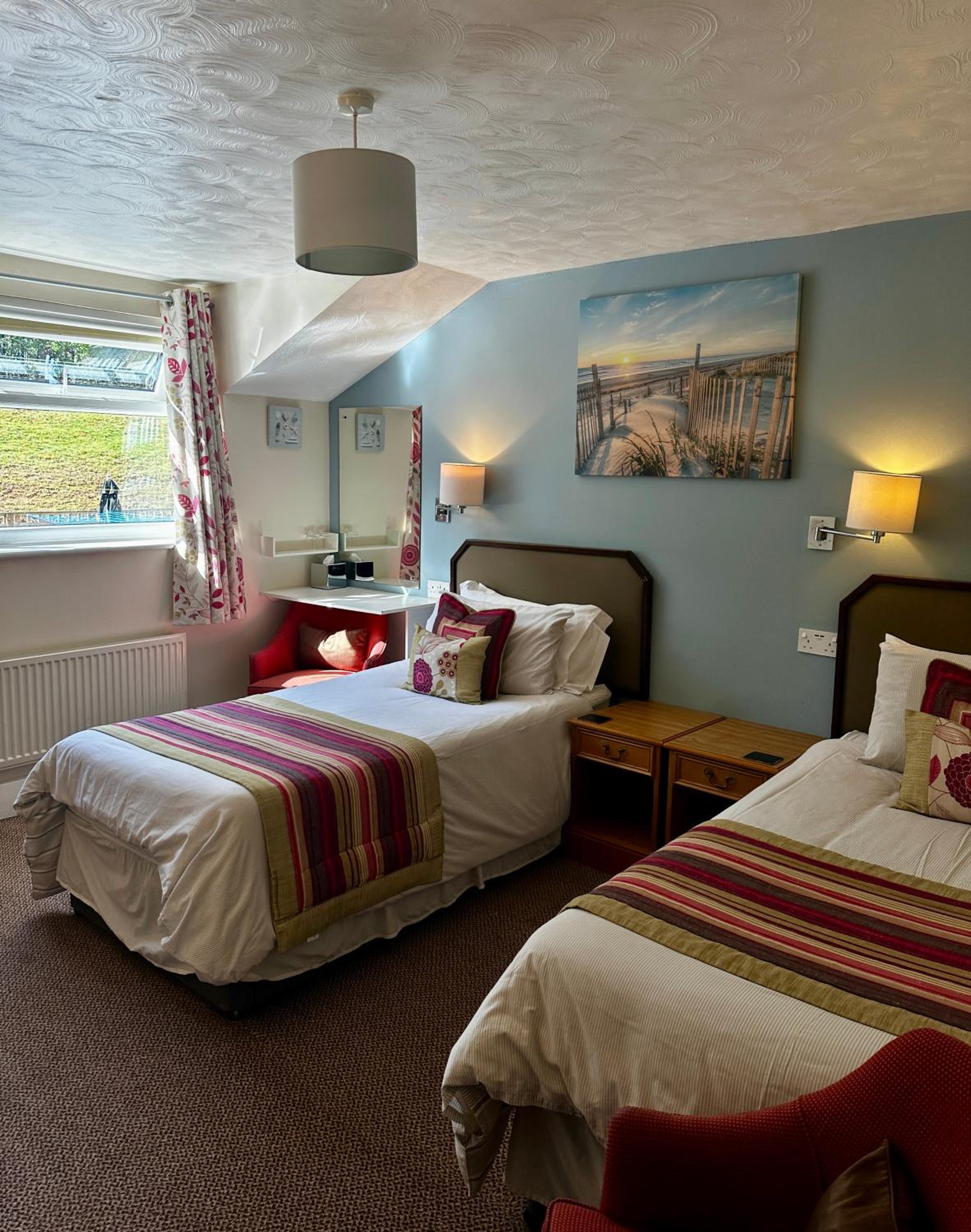 Standard Twin Room - Photo 9