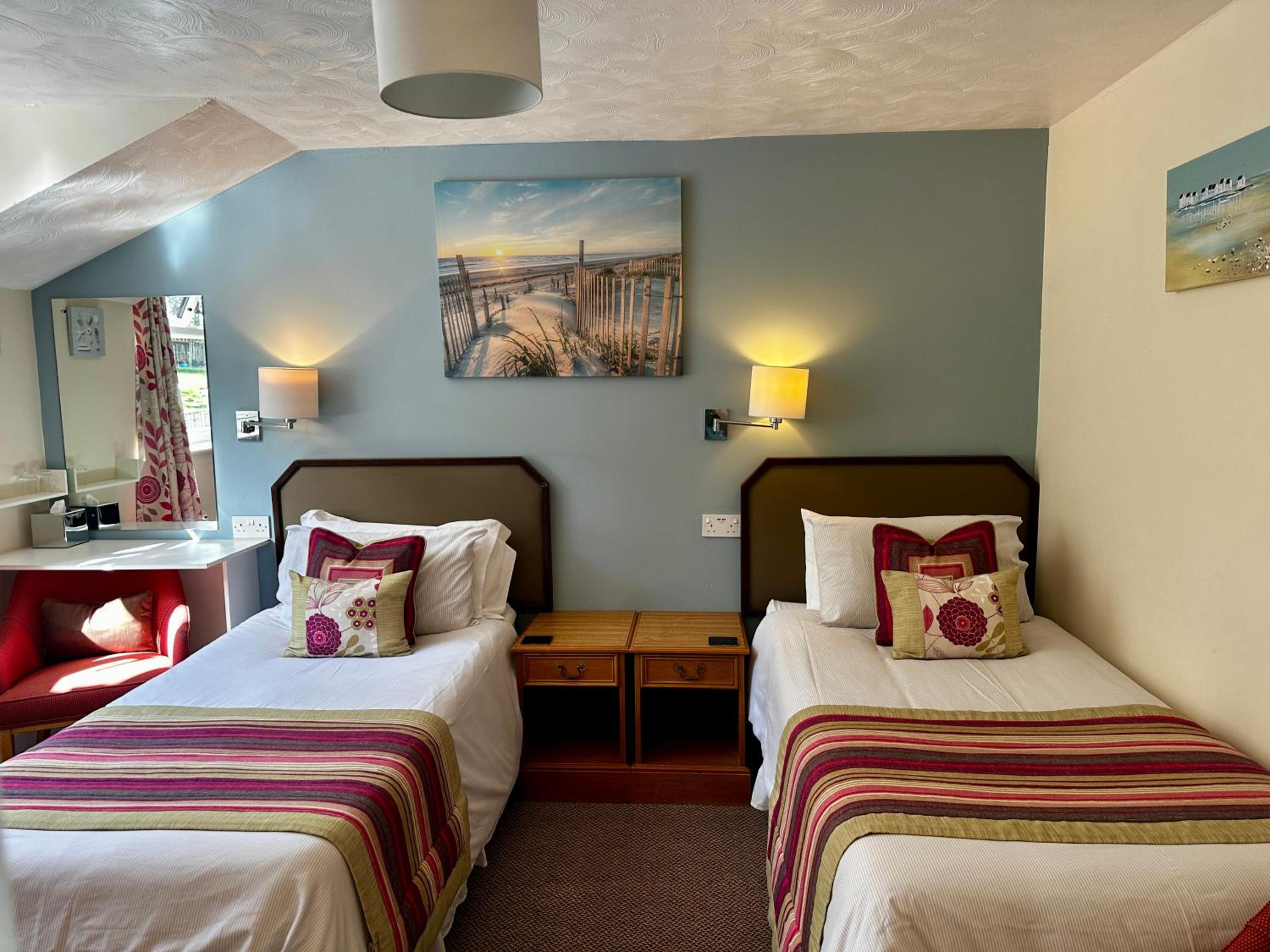 Standard Twin Room - Photo 10