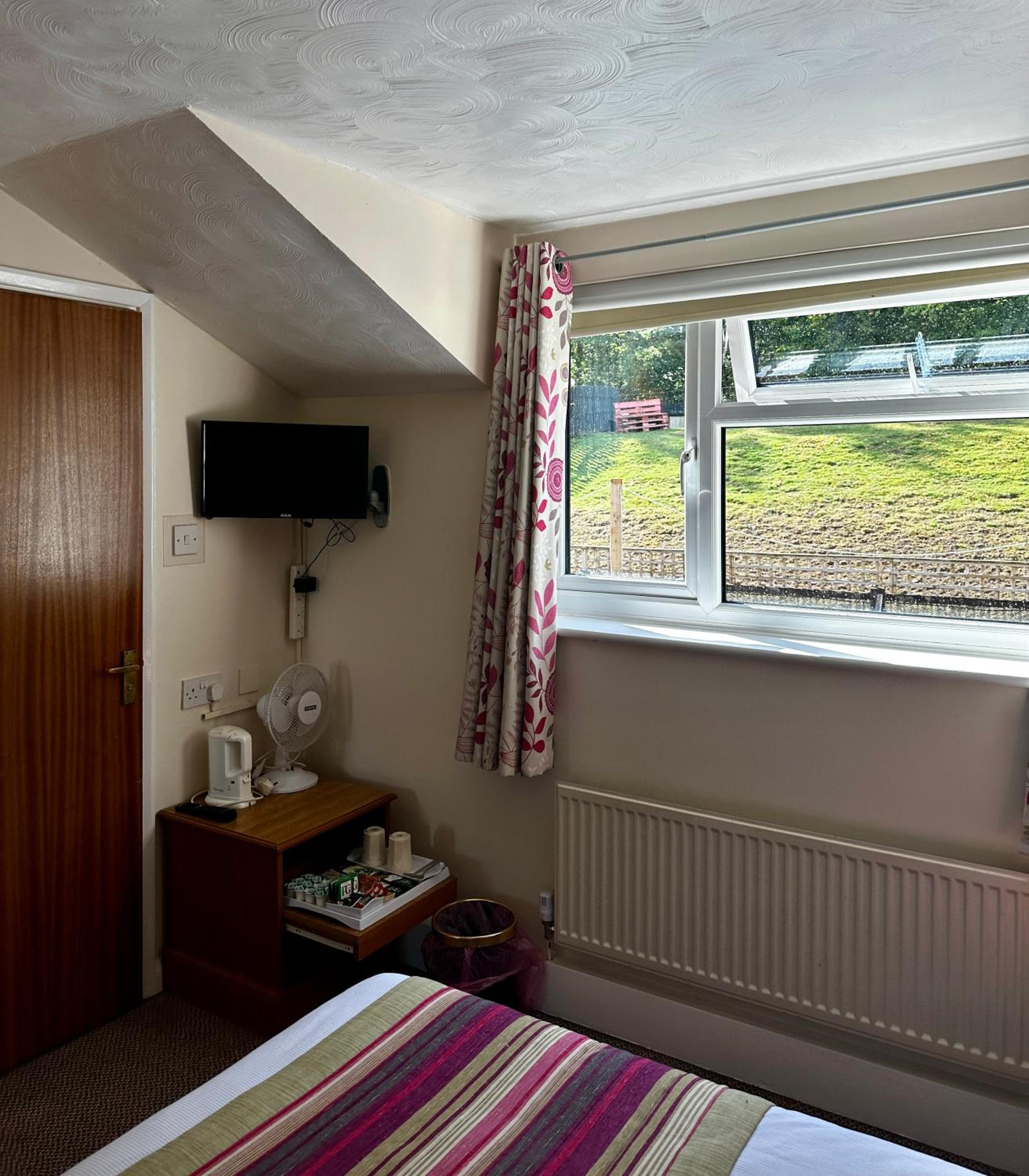 Standard Twin Room - Photo 11
