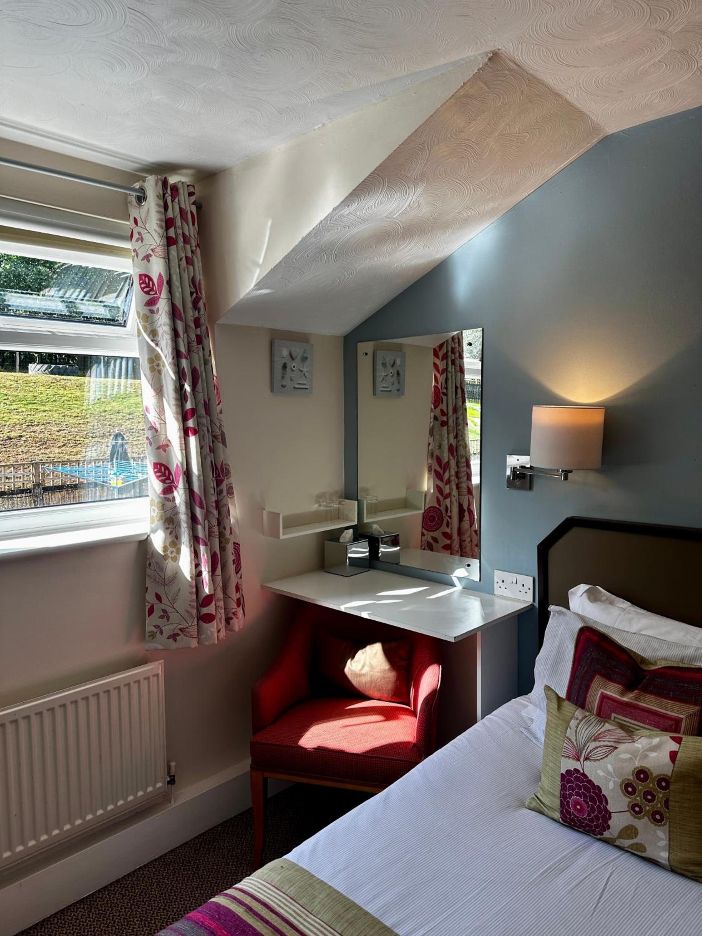 Standard Twin Room - Photo 12