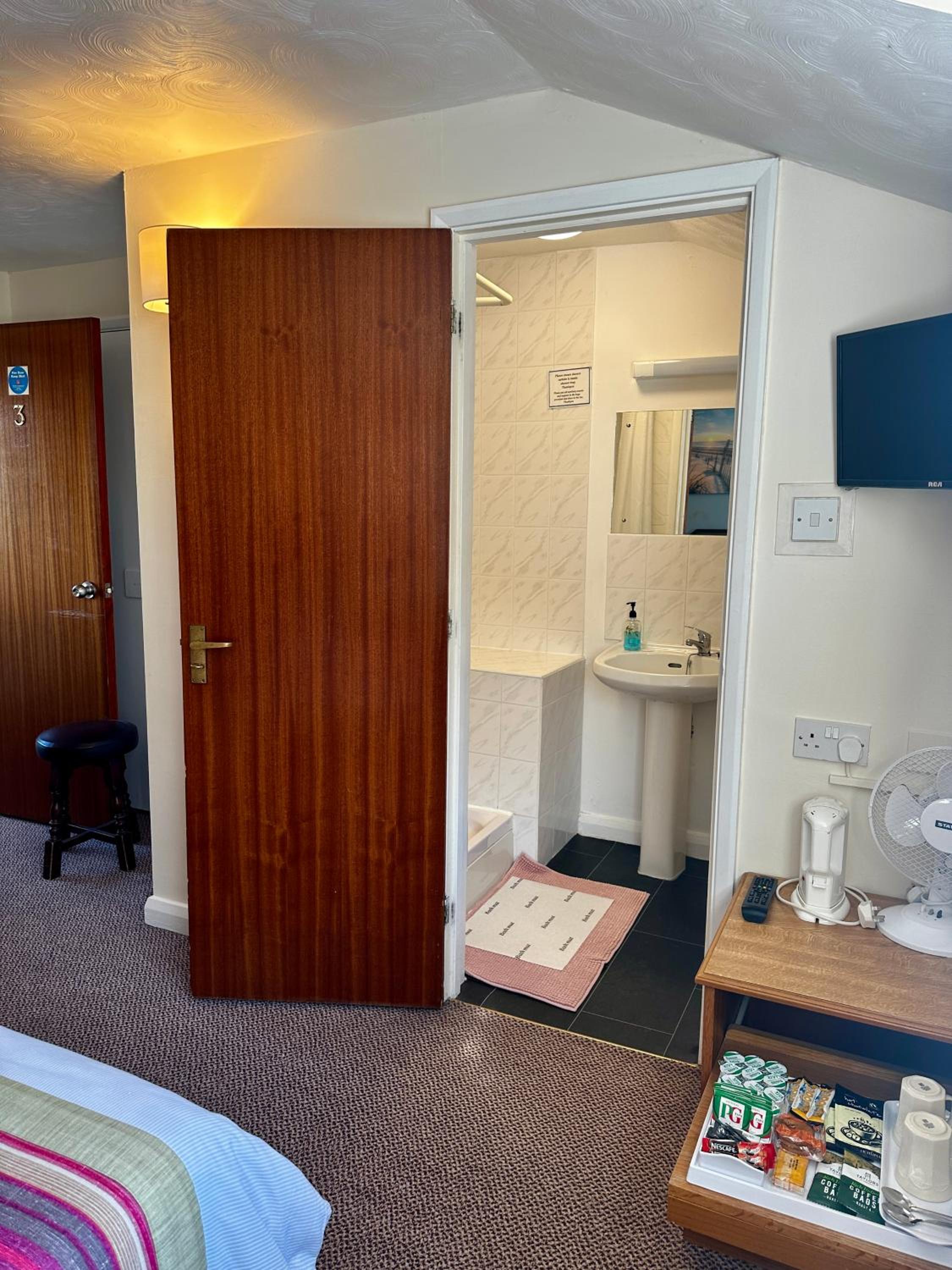 Standard Twin Room - Photo 13