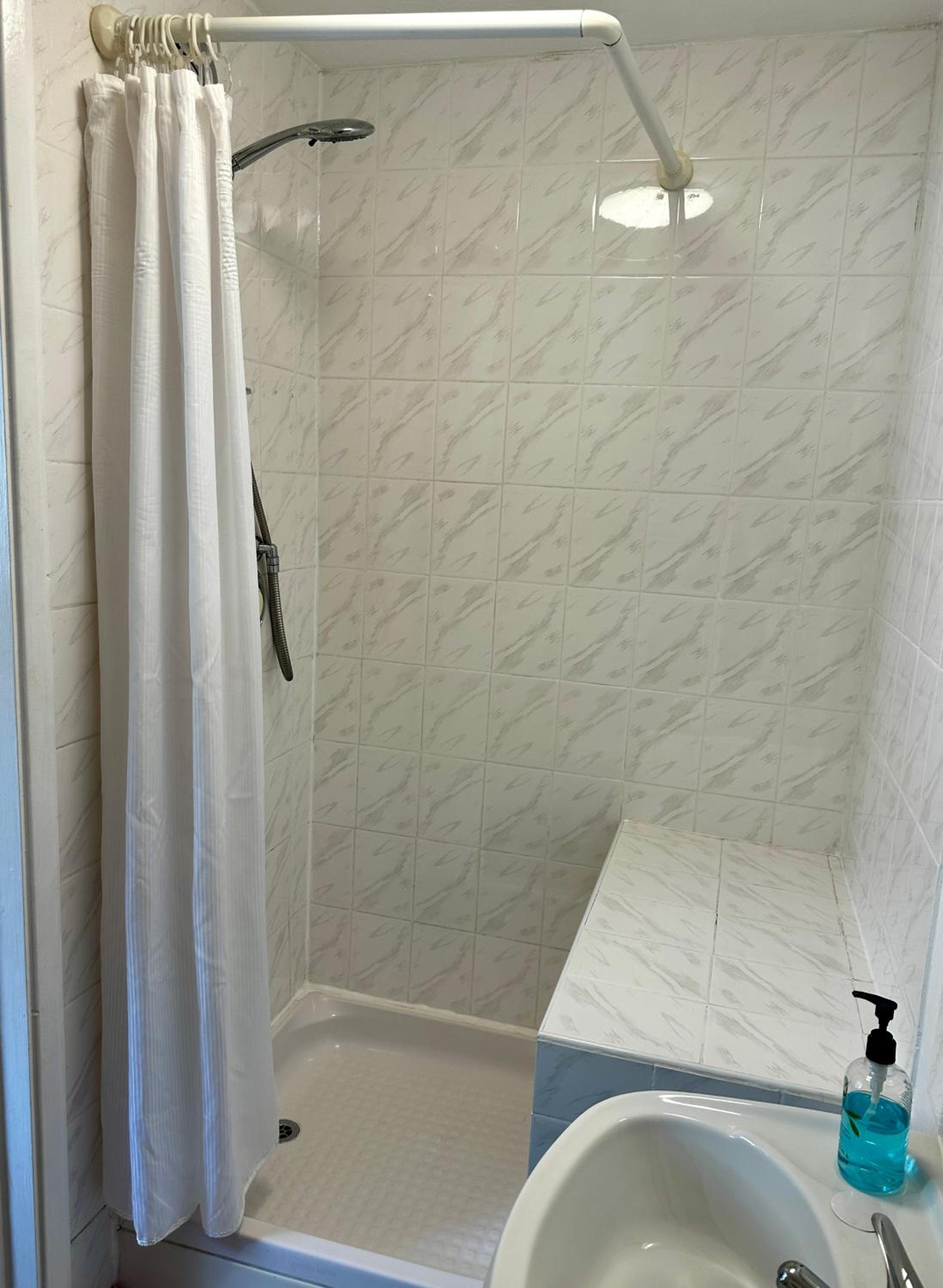 Standard Twin Room - Photo 16