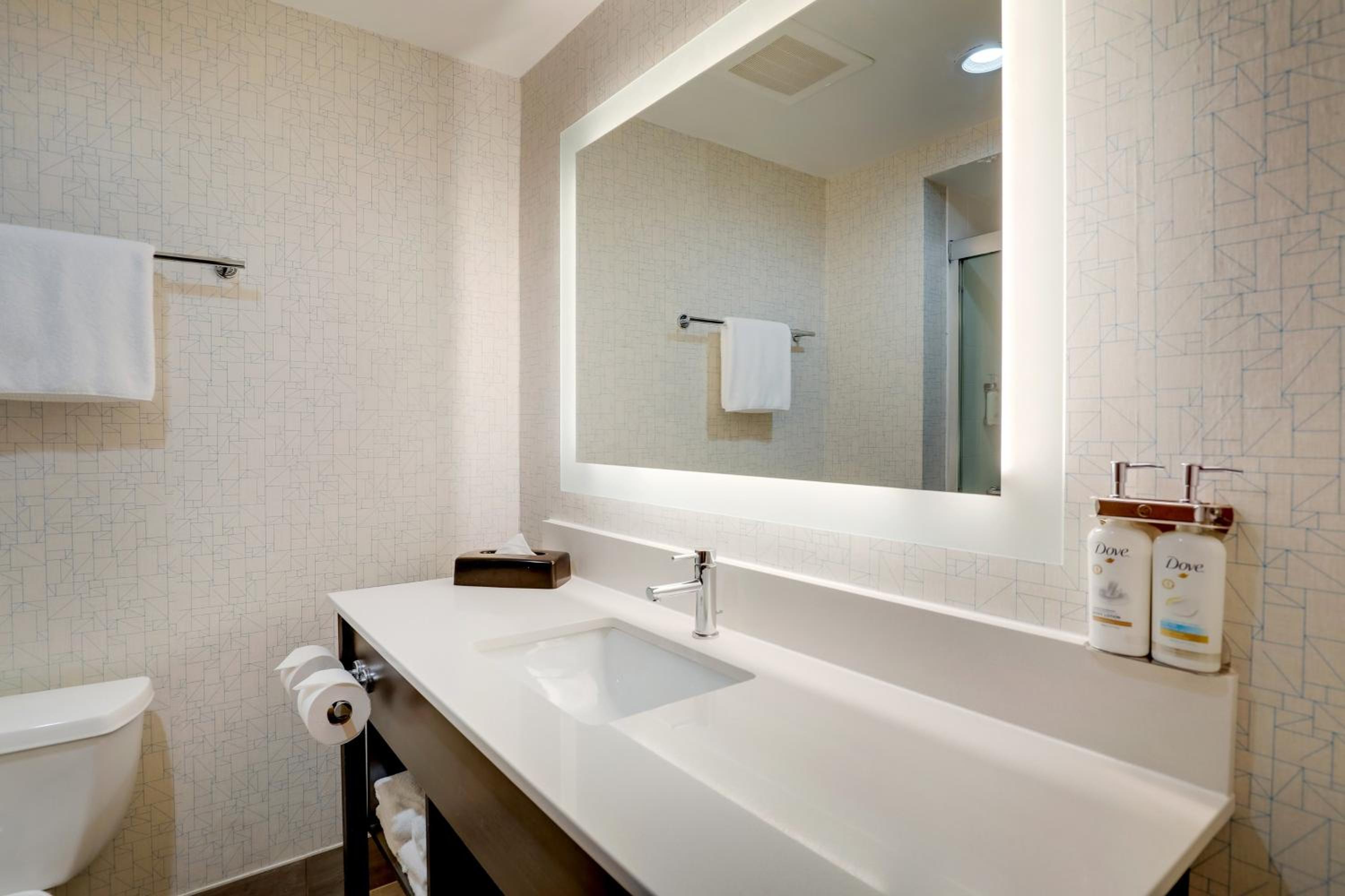 Standard King Room - Photo 7