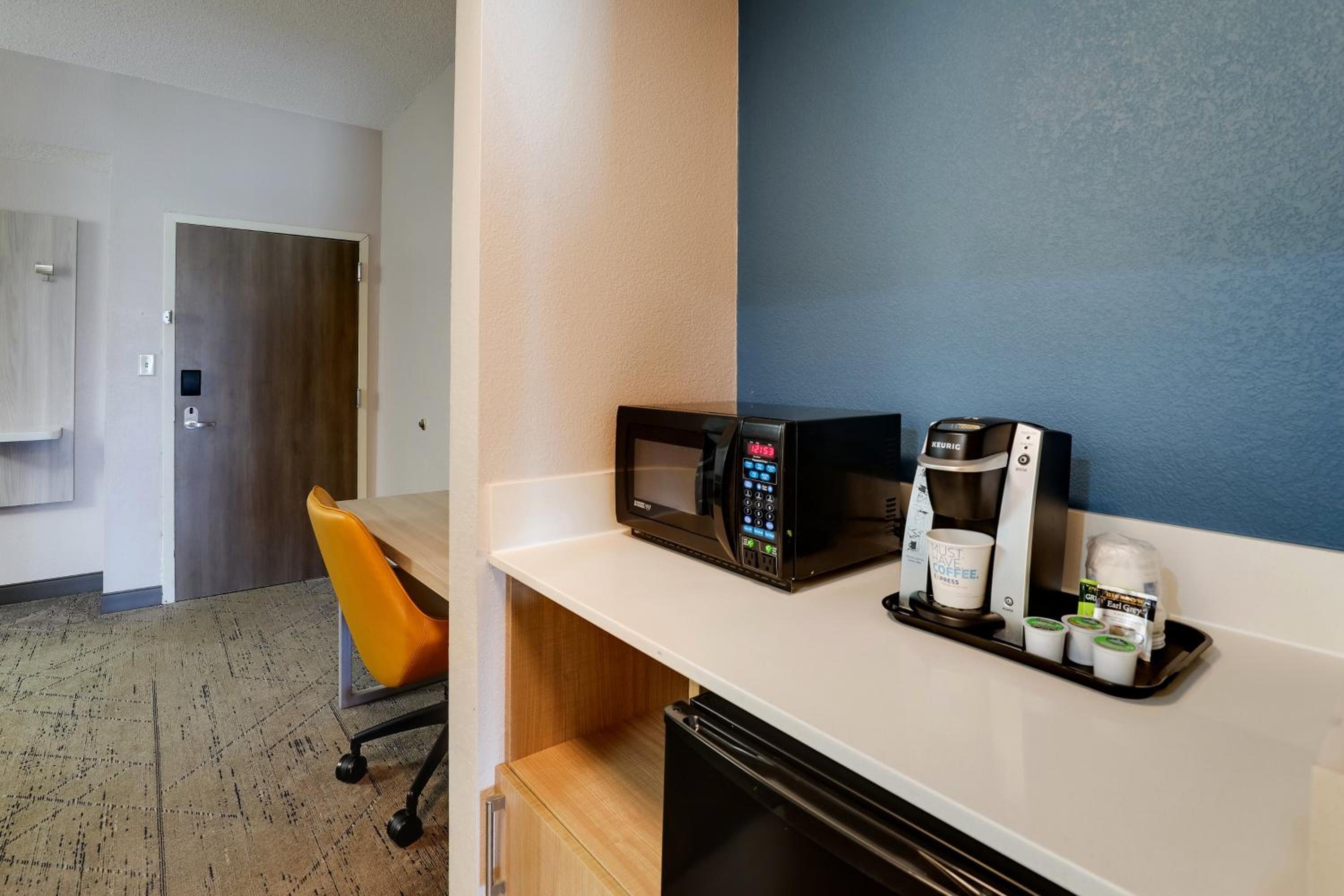 Standard King Room - Photo 8
