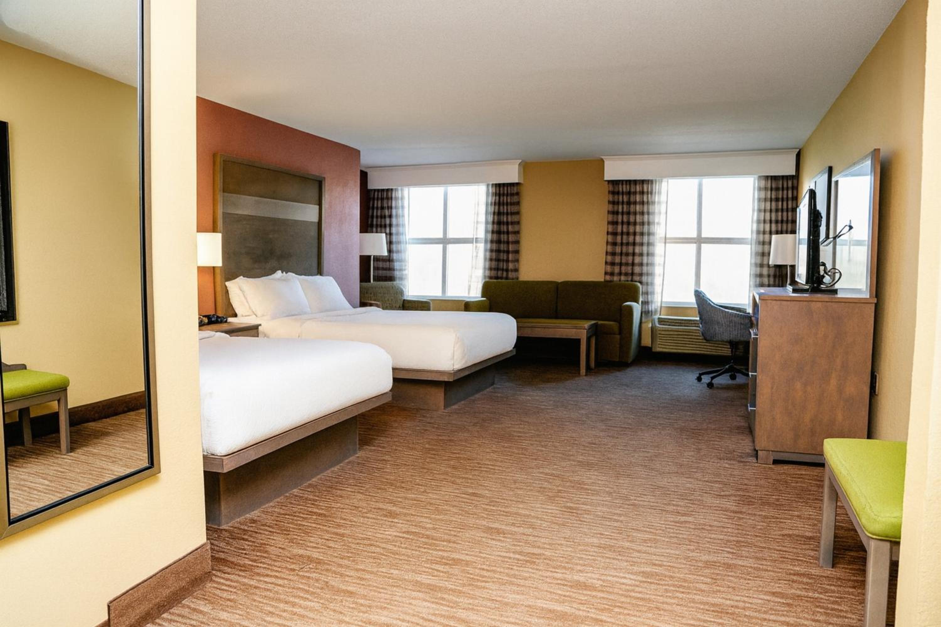 Queen Suite - Photo 1