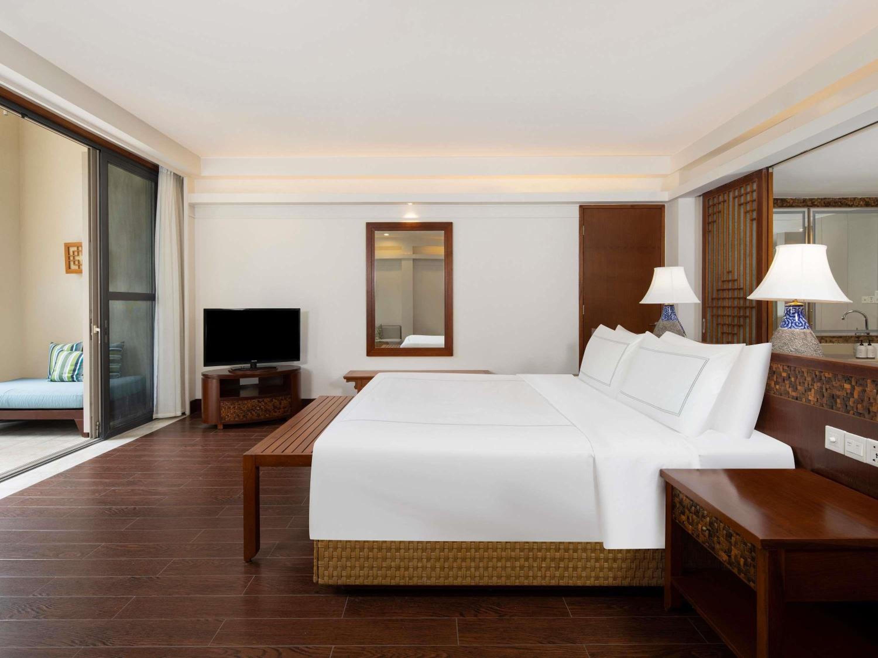 Swiss Signature Room, 1 King Size Bed, Cartoon Theme