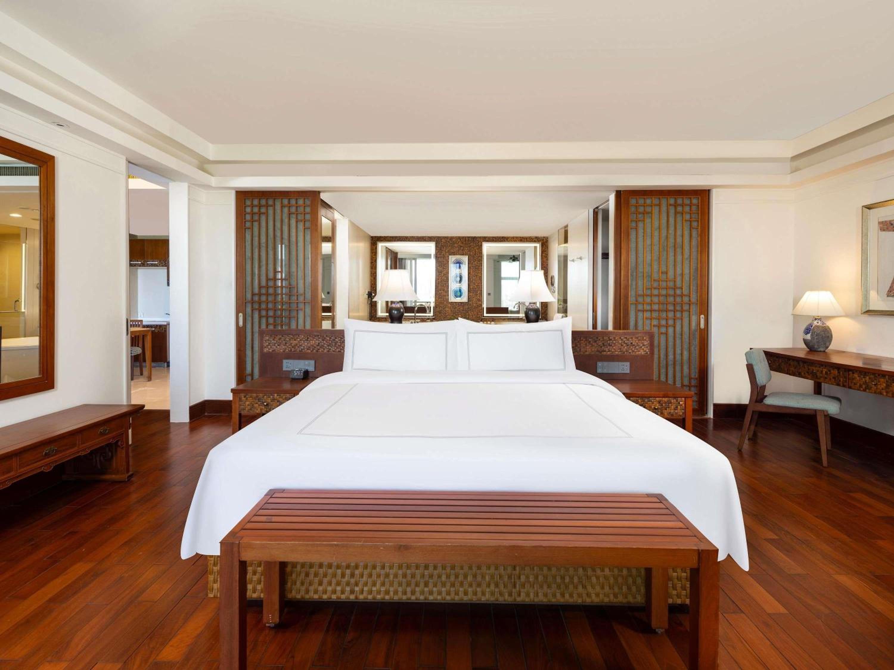 Suite,1 King Size Bed, One Bedroom and One Livingroom