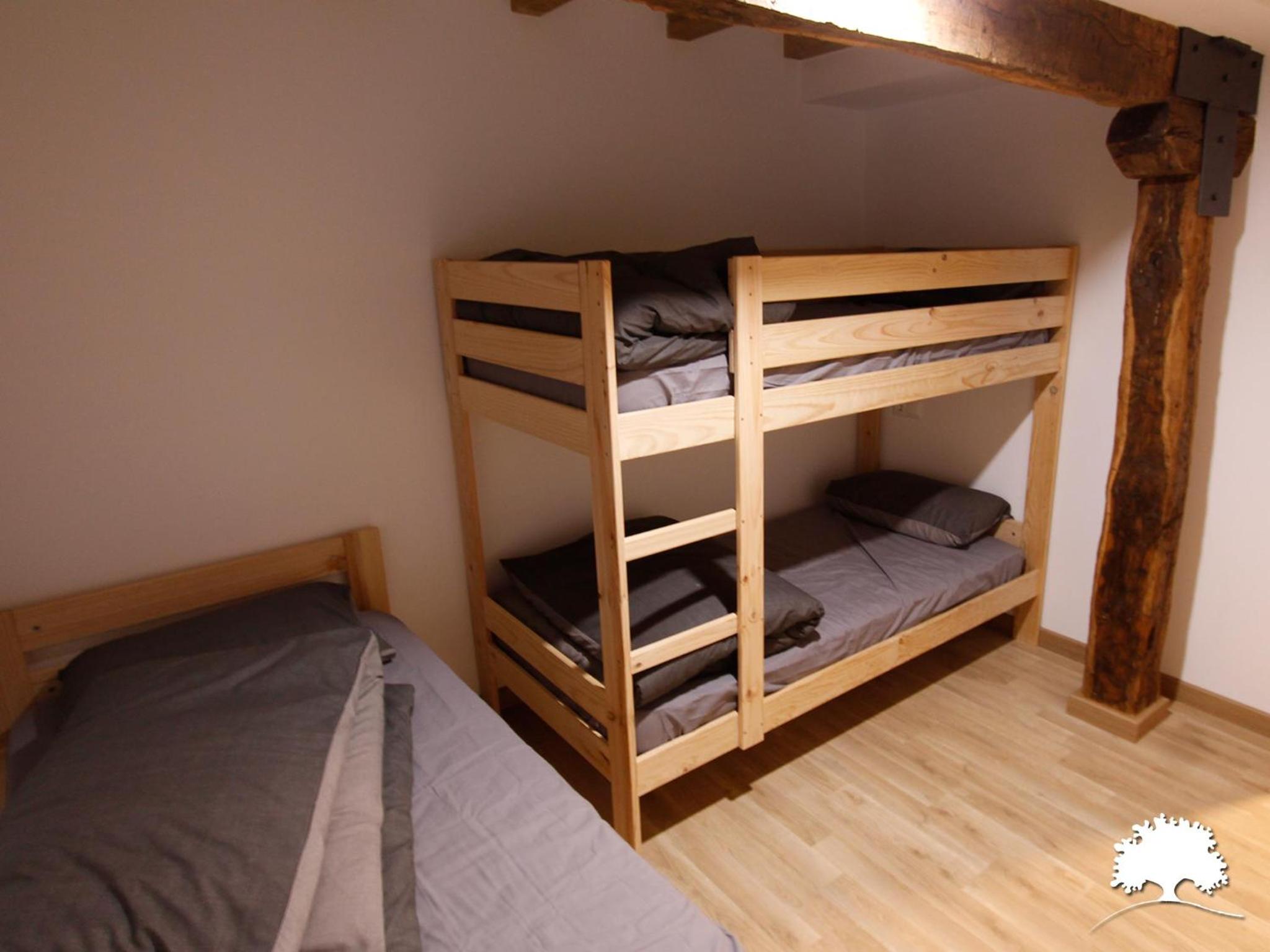 Basic Triple Room with Shared Bathroom - Photo 3
