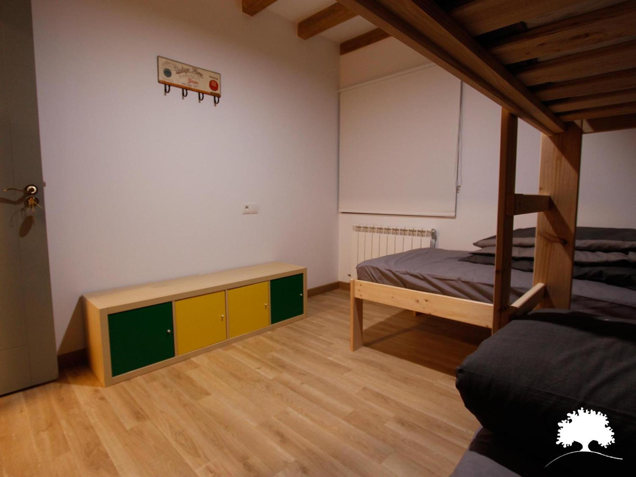 Basic Triple Room with Shared Bathroom - Photo 4