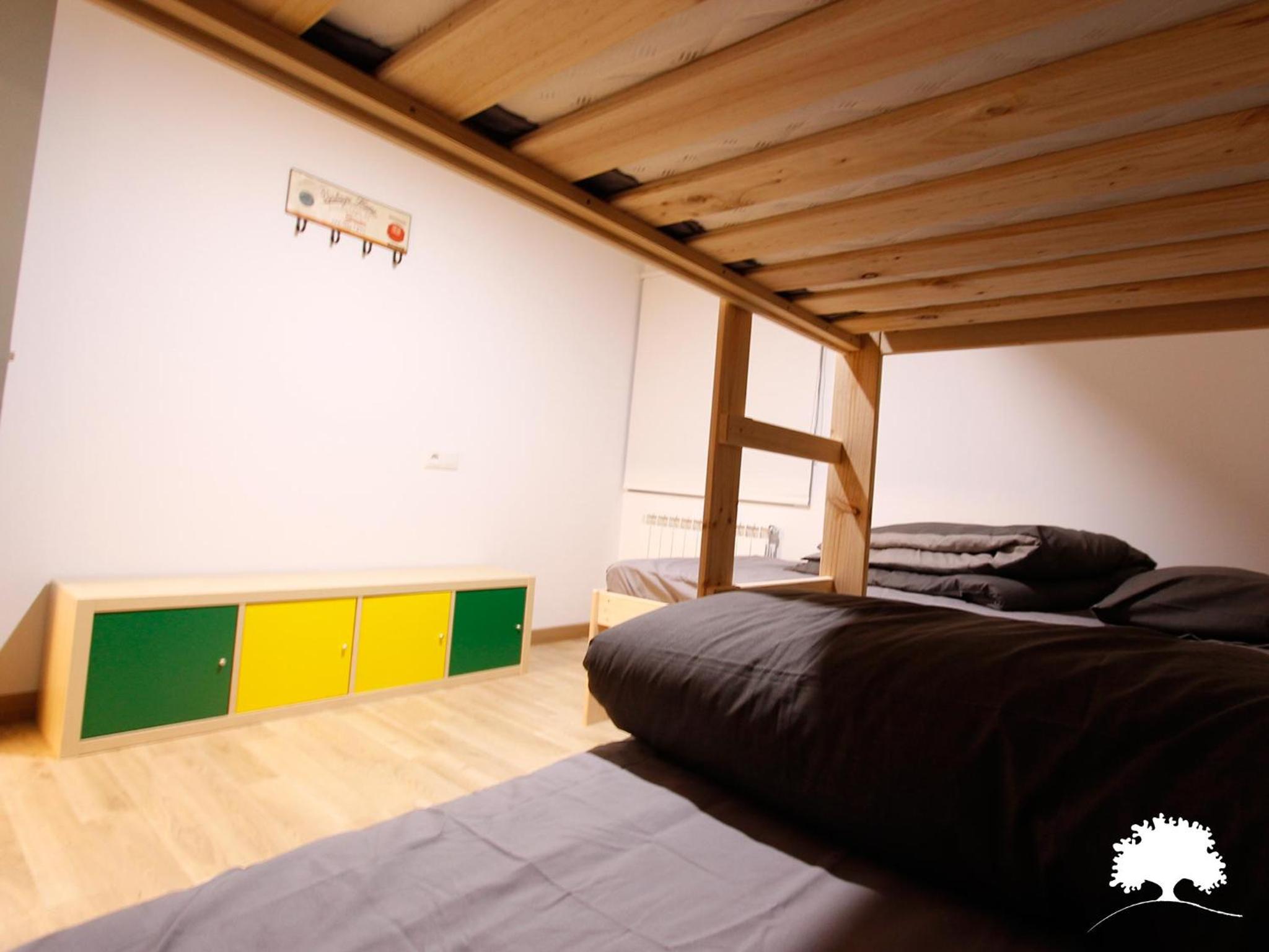 Basic Triple Room with Shared Bathroom - Photo 5