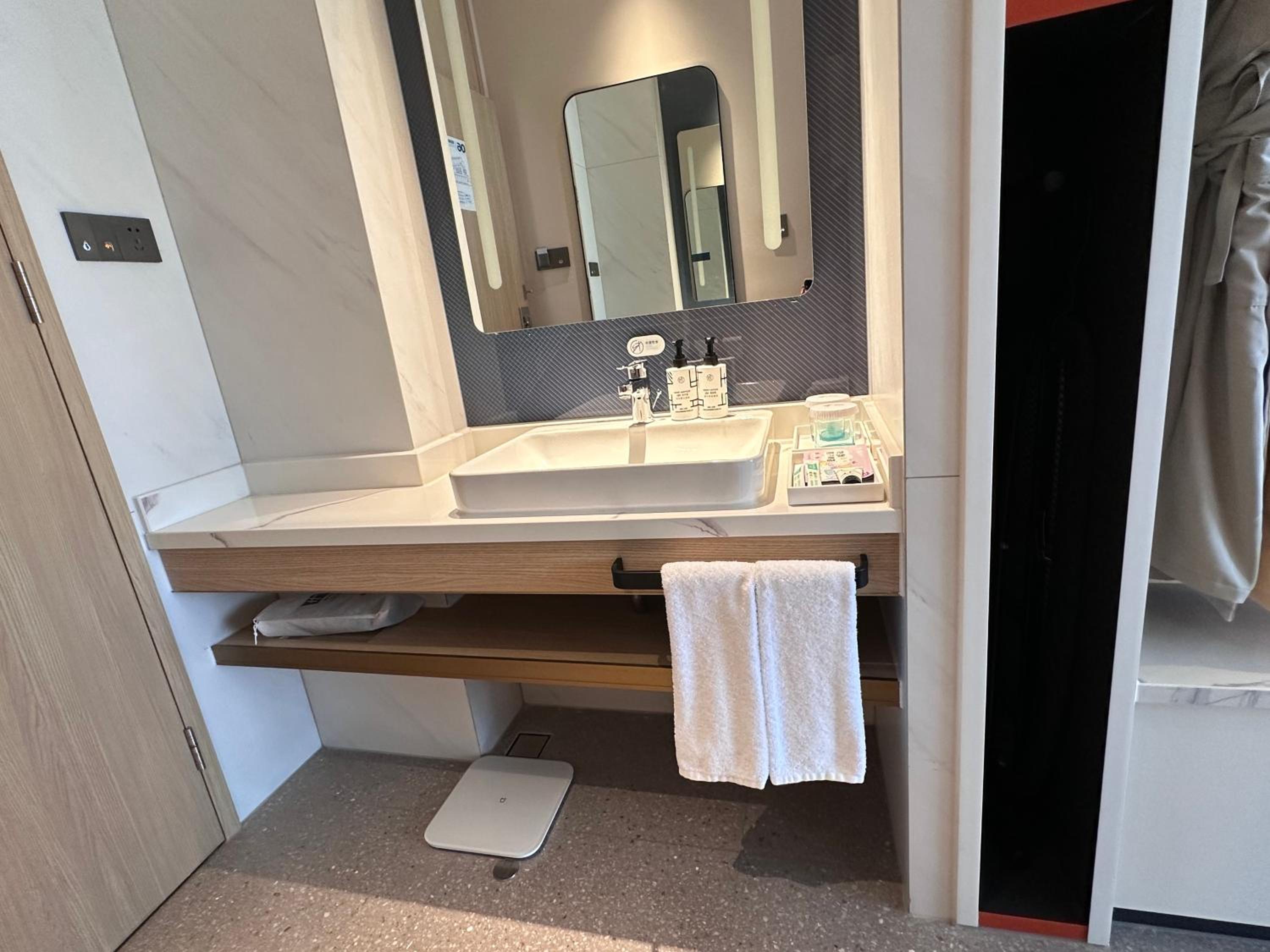Standard Smart Twin Room with Balcony - Photo 6