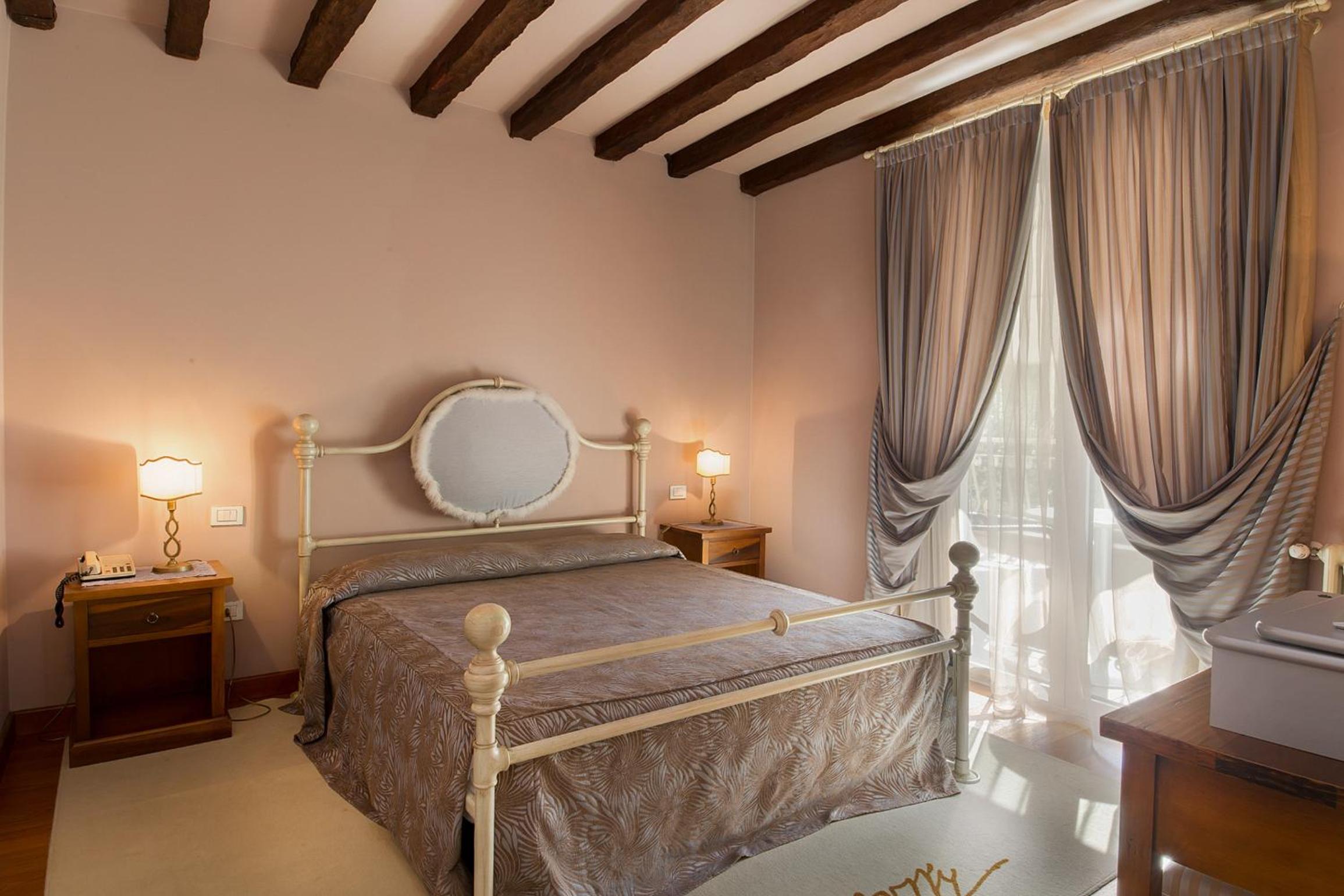 Superior Double Room with Balcony - Photo 7