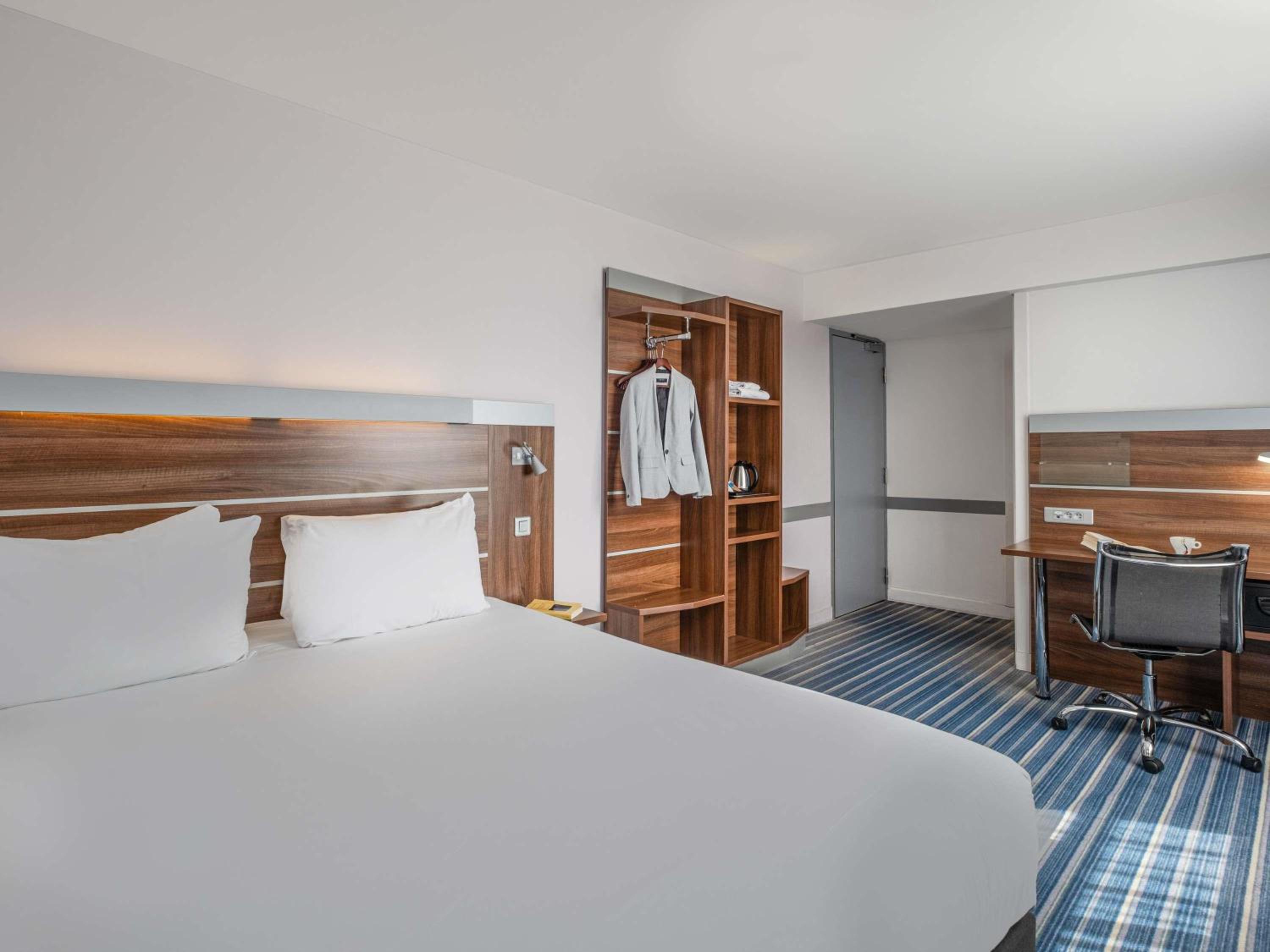 Standard Double Room thumbnail 6