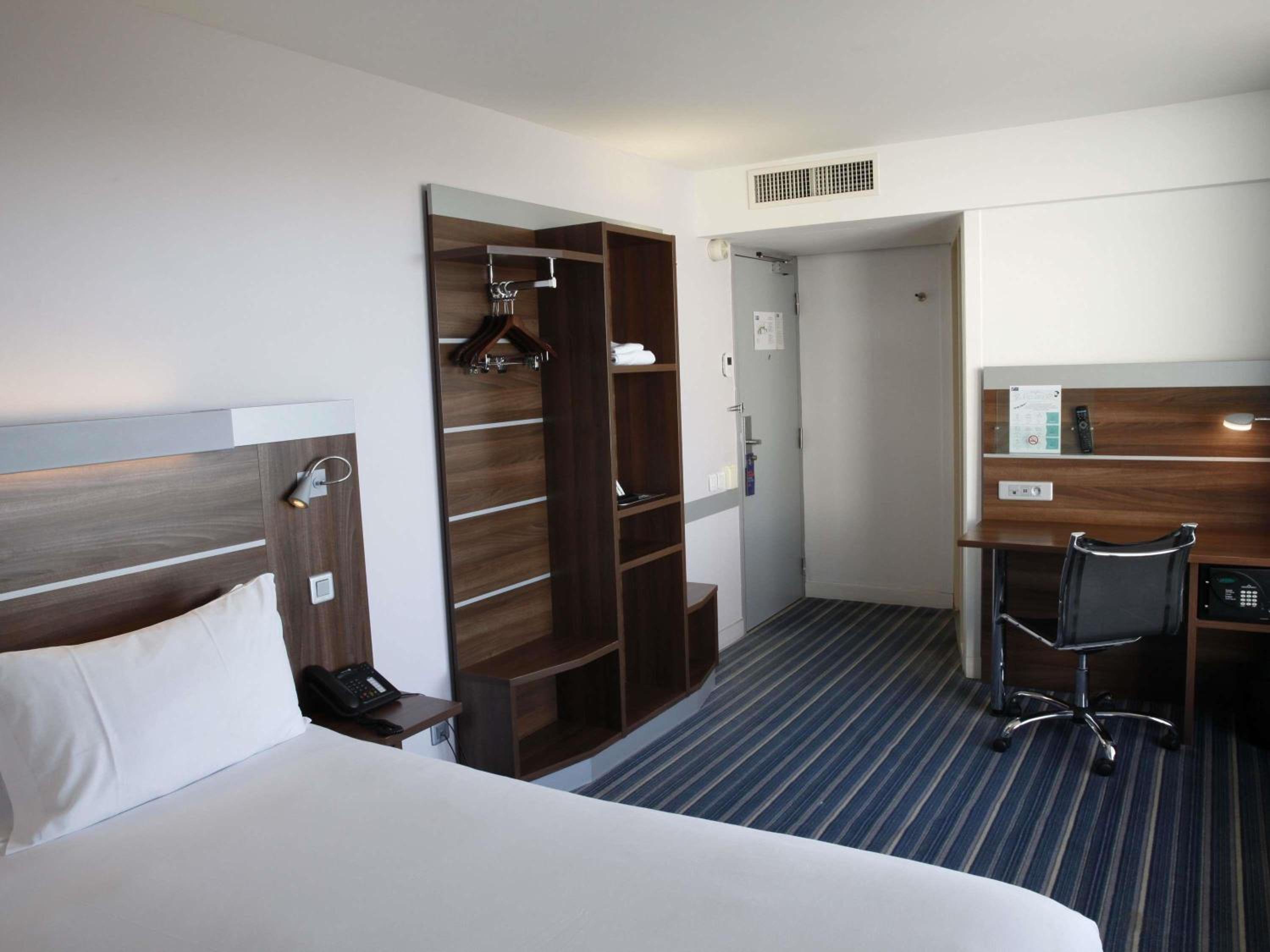 Standard Double Room thumbnail 5