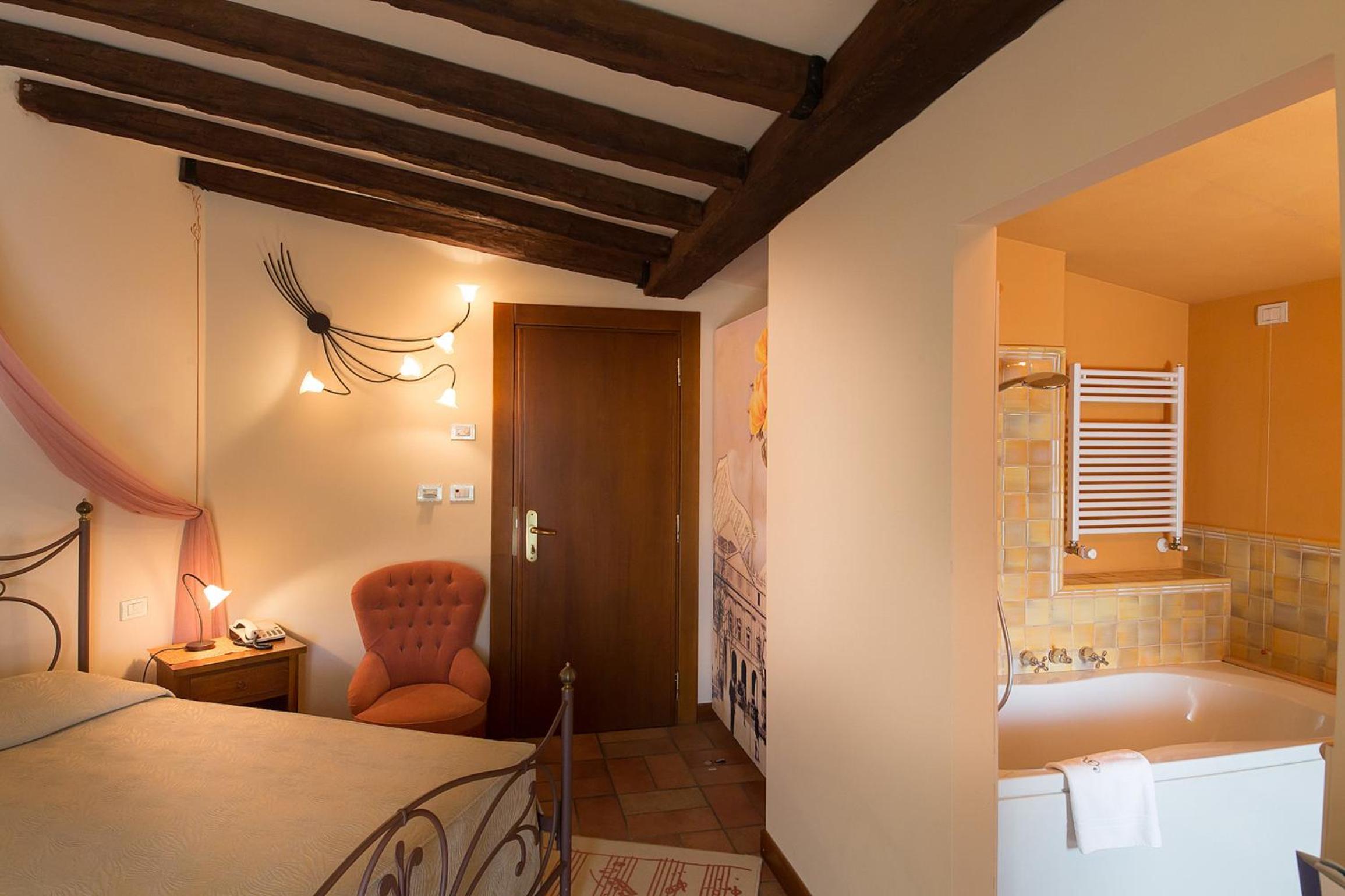 Superior Double Room with Balcony - Photo 4