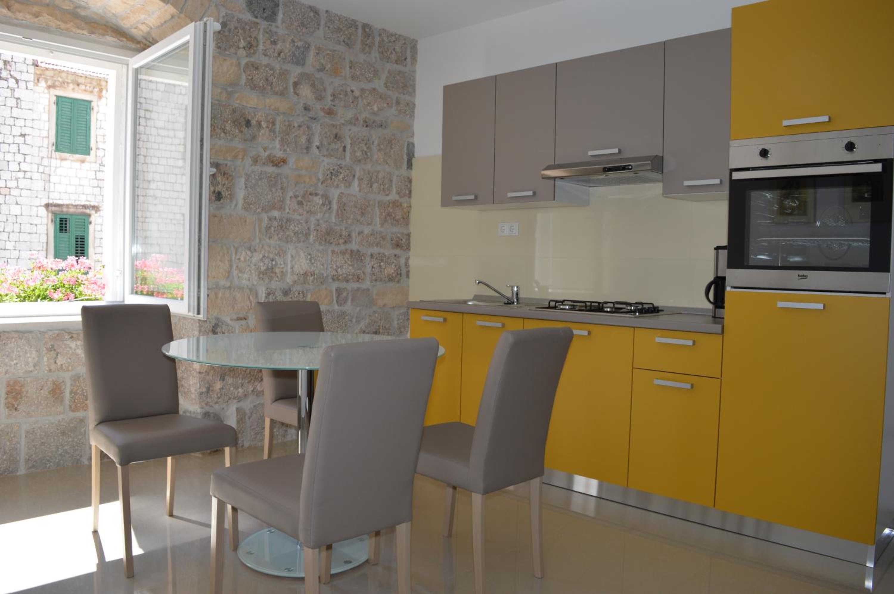 One-Bedroom Apartment - Photo 2