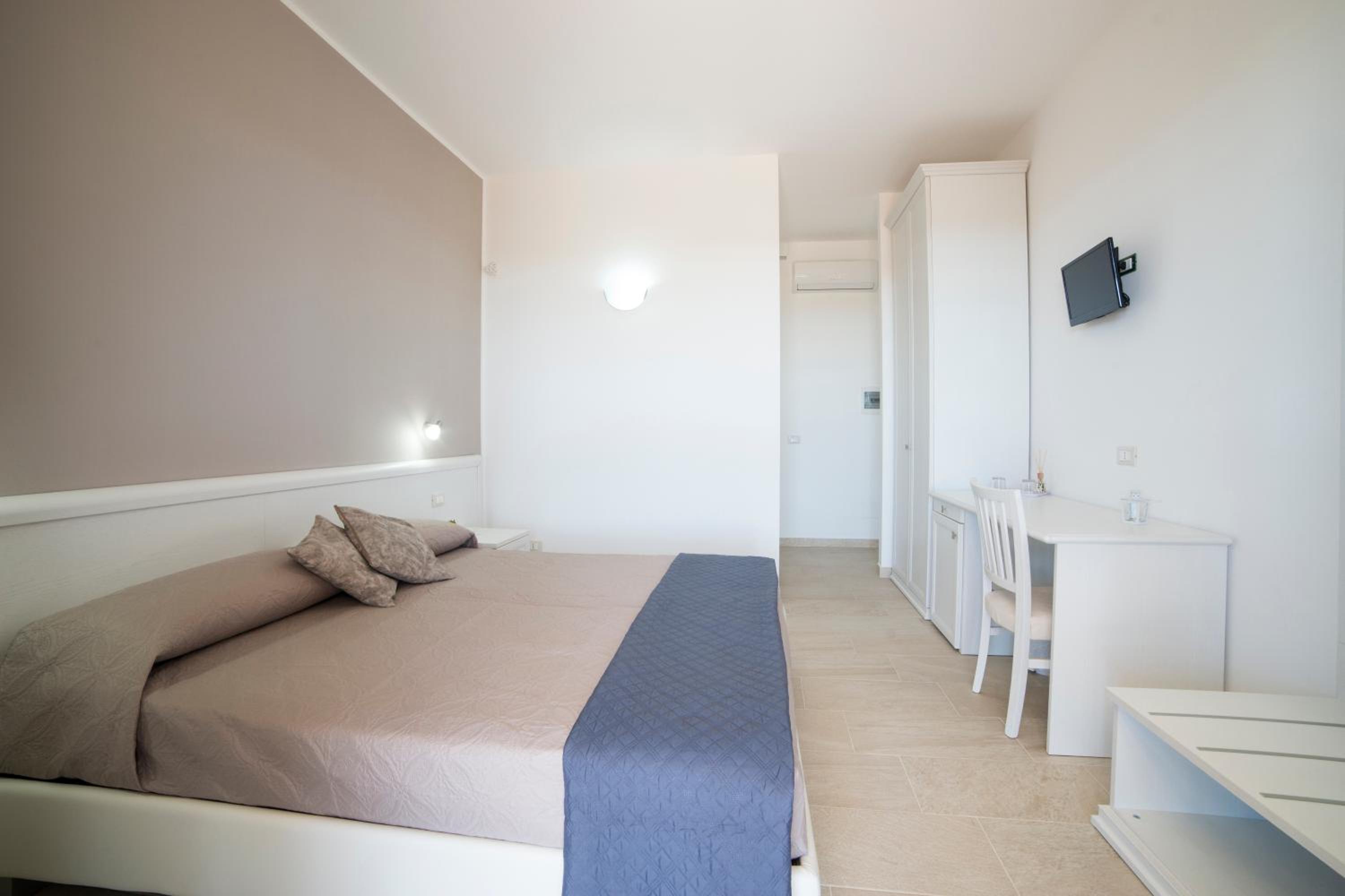Deluxe Room - Photo 13