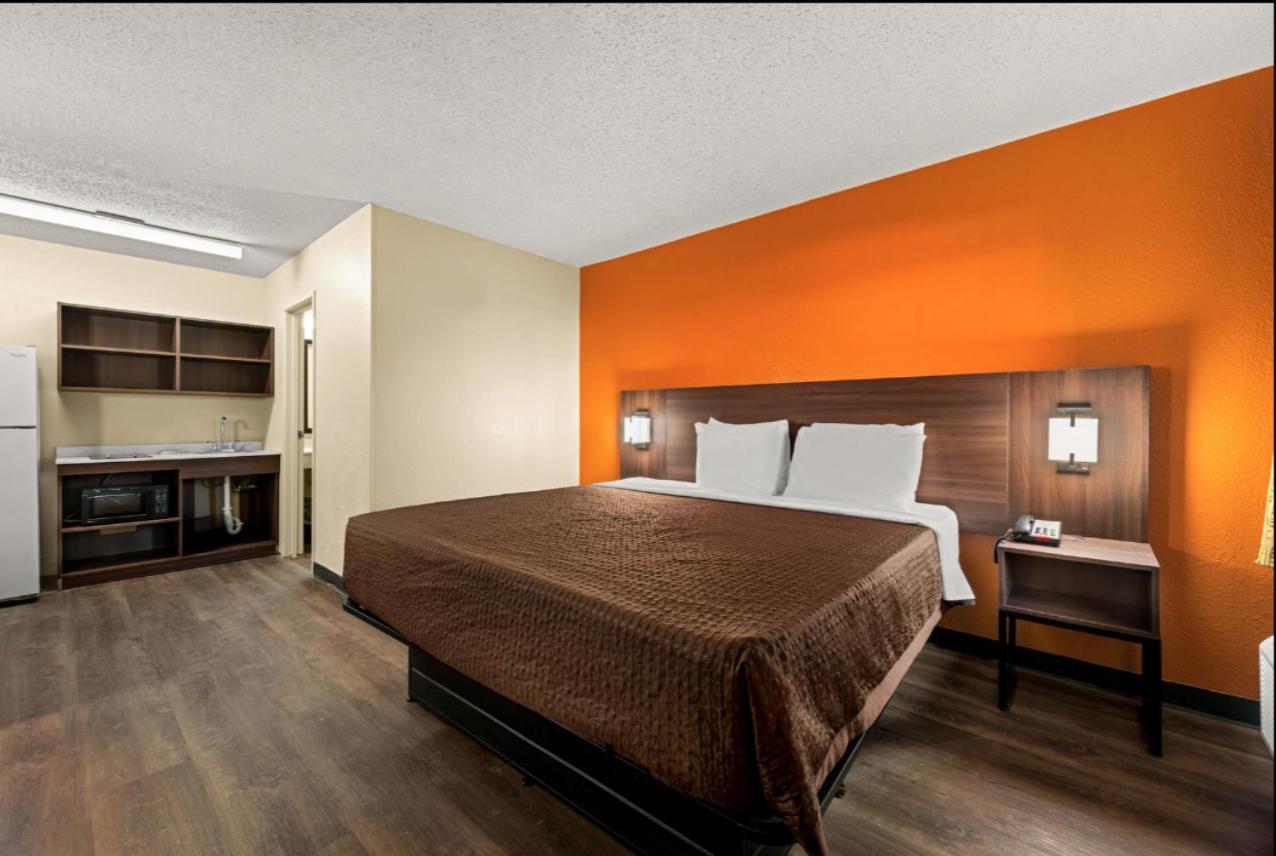 Deluxe King Suite with Sofa Bed photo 1