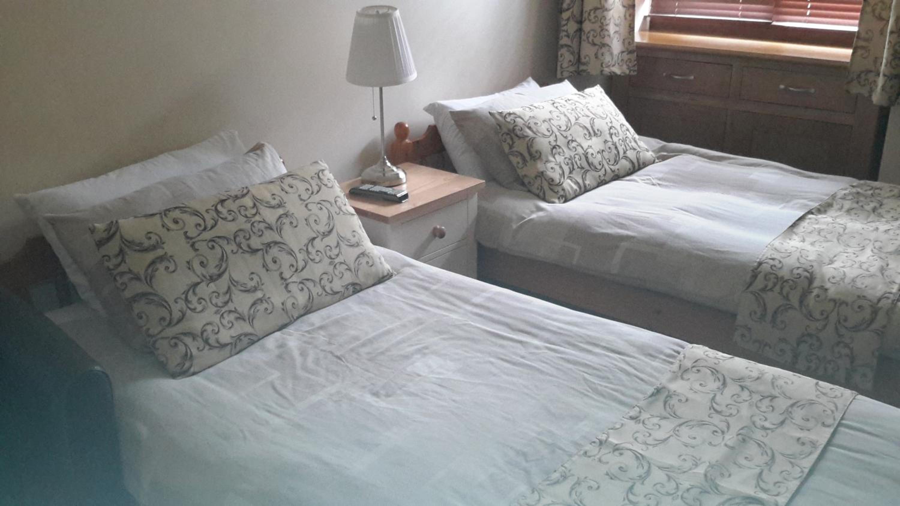 Economy Twin Room with Private Bathroom - Photo 9